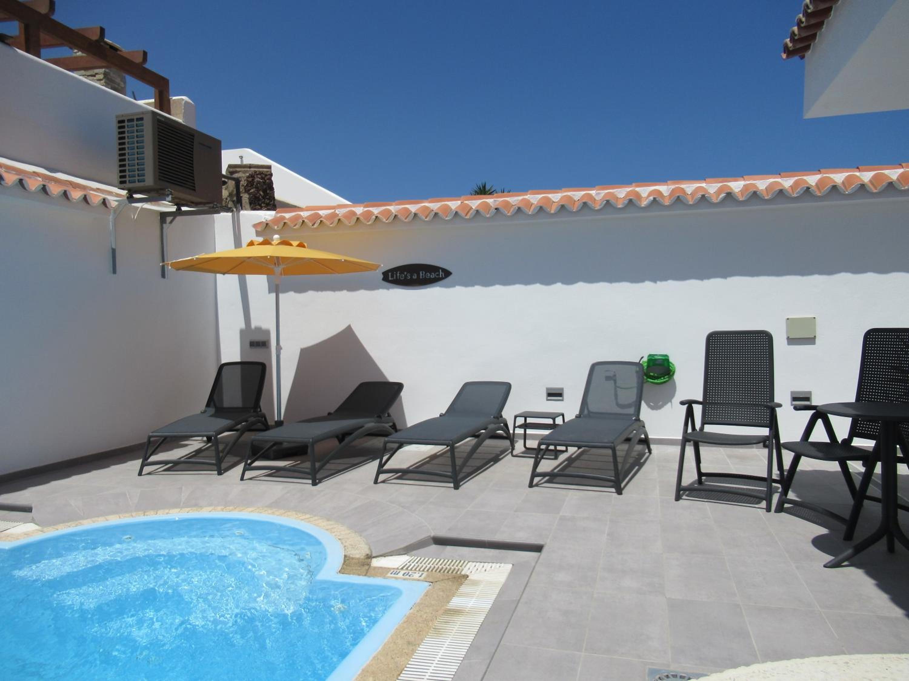 LAS ROSAS by RENTMEDANO Stunning luxury Chocolate Box villa with private heated pool & wifi photo 2