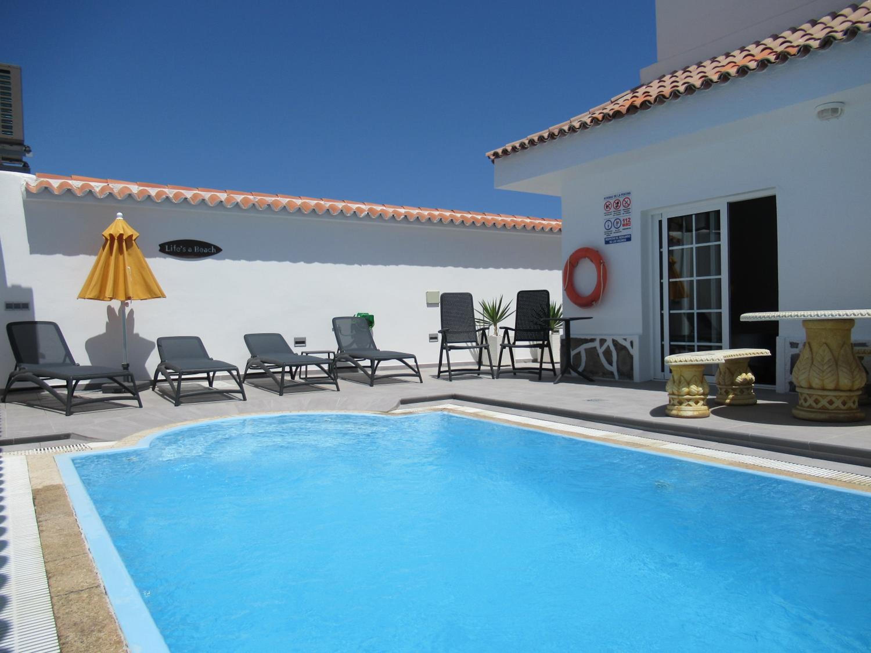 LAS ROSAS by RENTMEDANO Stunning luxury Chocolate Box villa with private heated pool & wifi photo 4