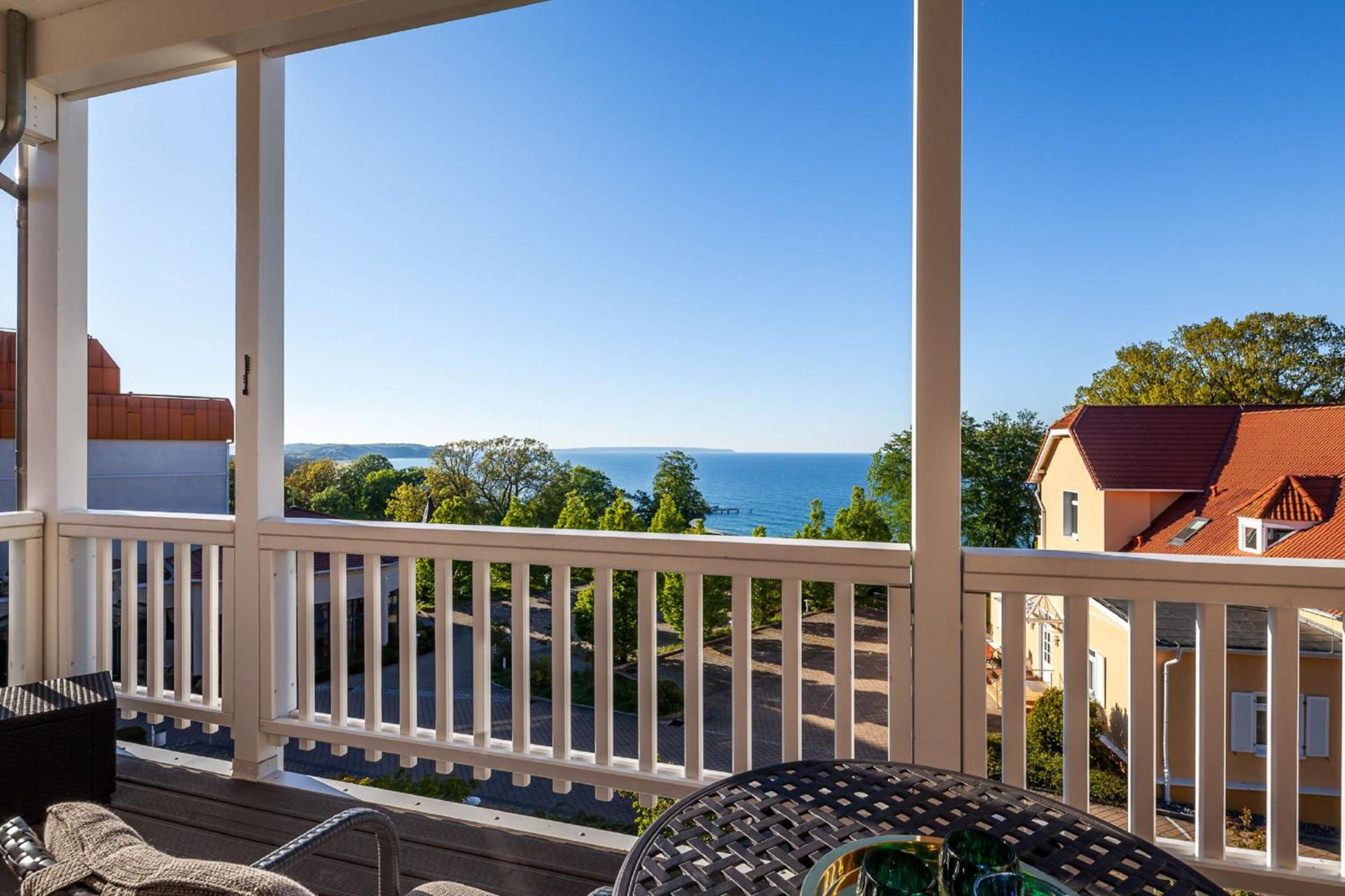 traumhafter Meerblick vom Balkon, gratis Nutzung vom AHOI Erlebnisbad und Sauna in Sellin - Villa Bergfrieden