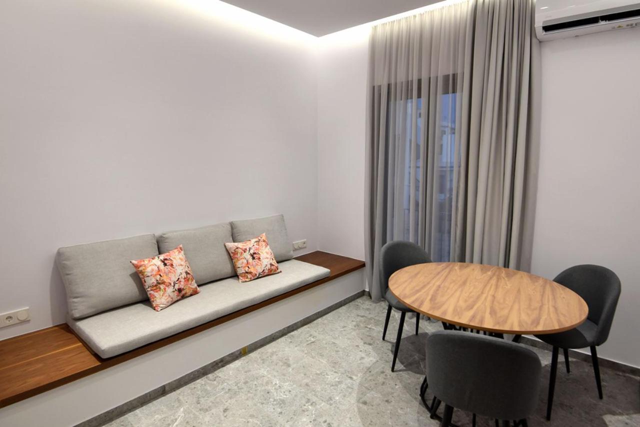 Hotel Rose n Stone, Duke, Luxury Houses - Image 1