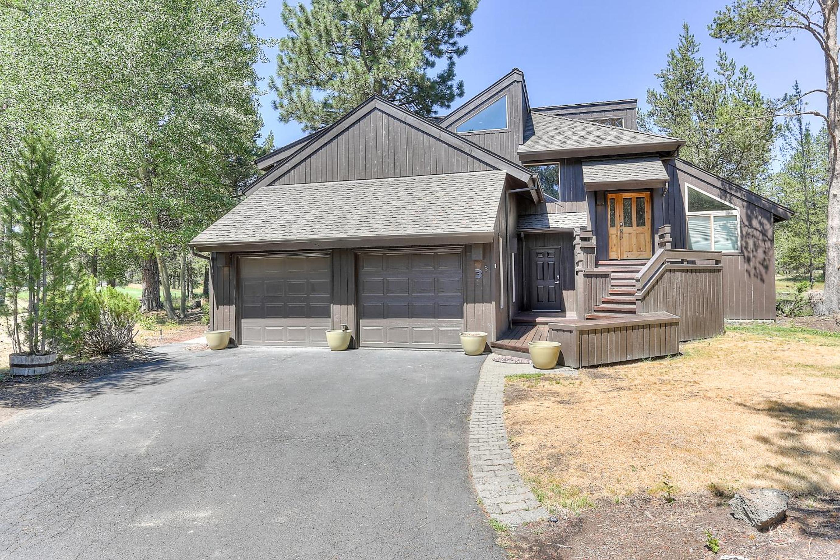 3 Spyglass Home on Meadows Golf Course feature Brand New Hot Tub and Bikes
