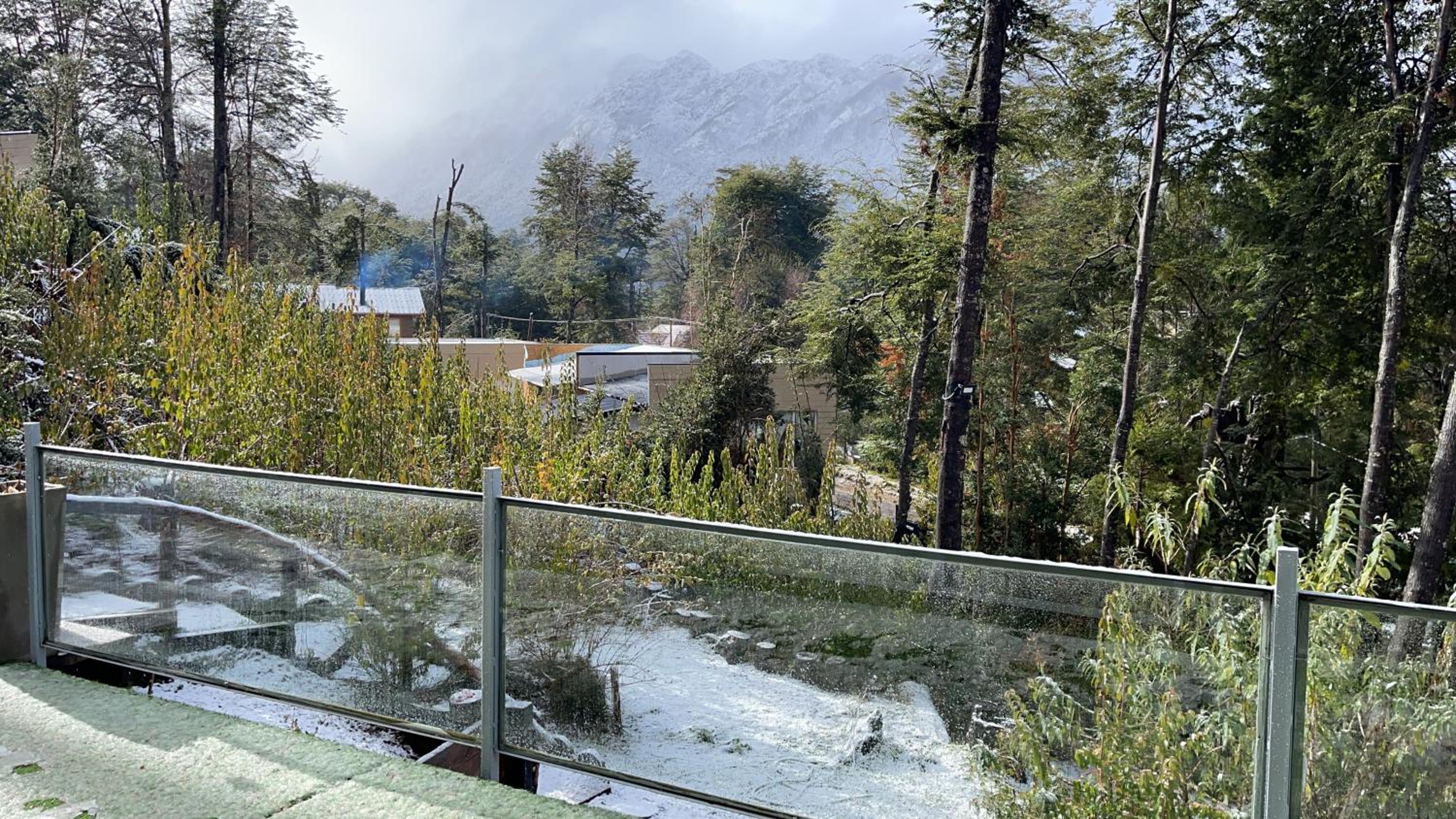 Casa moderna en el bosque y montaña