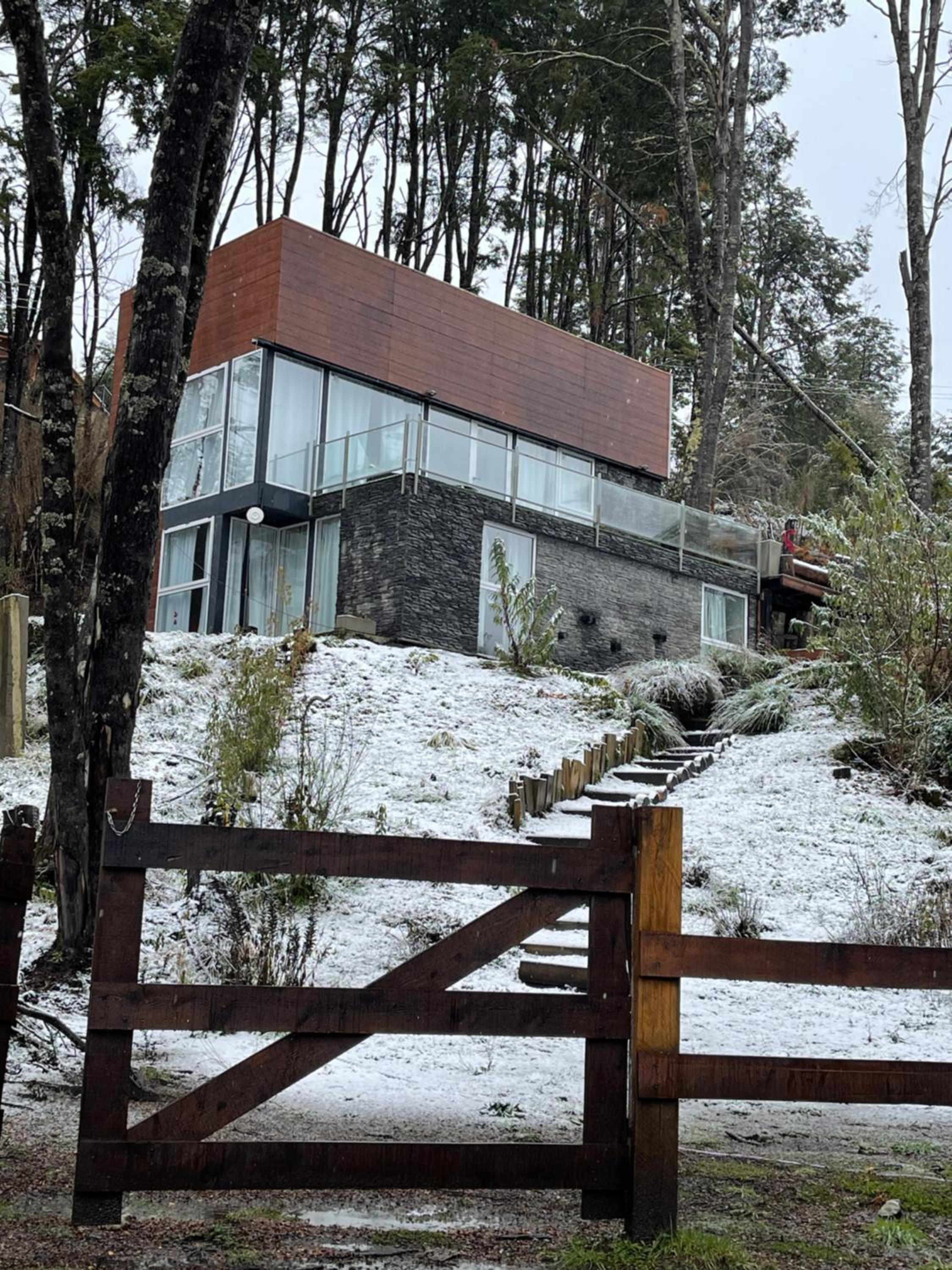 Casa moderna en el bosque y montaña