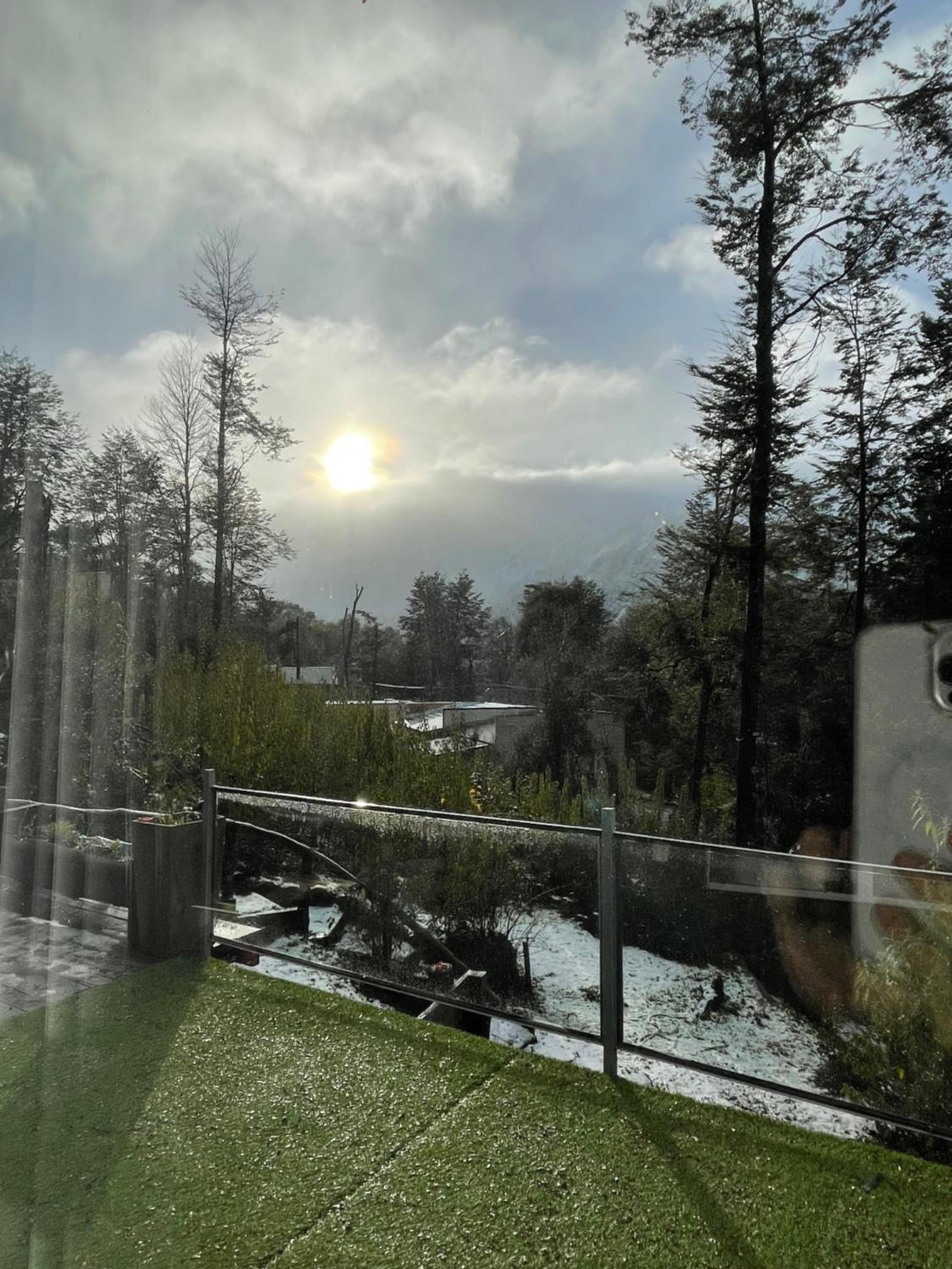 Casa moderna en el bosque y montaña