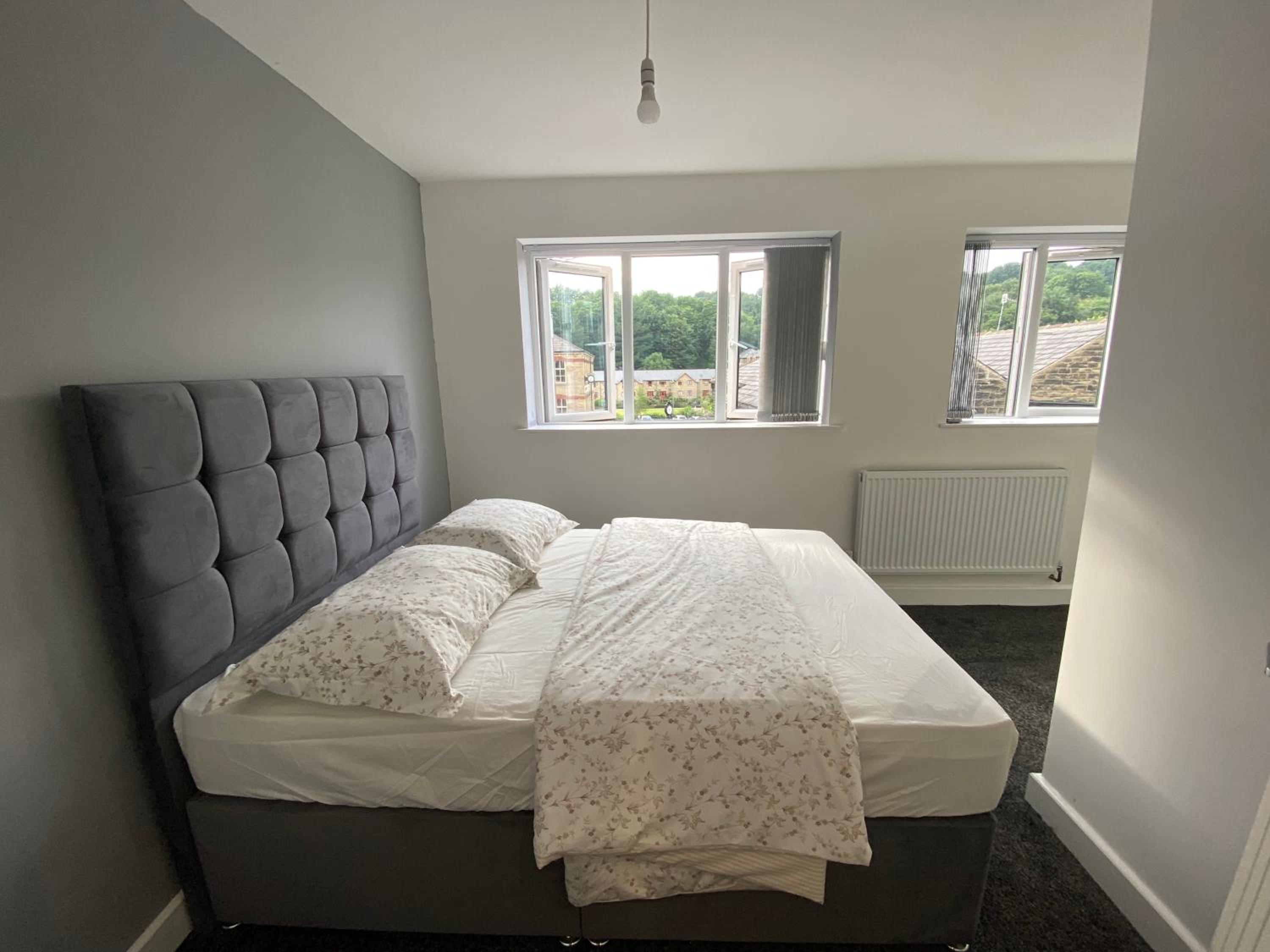 3- Bedroom House -Private Parking - contractors welcome- 2 Min M62 view 3