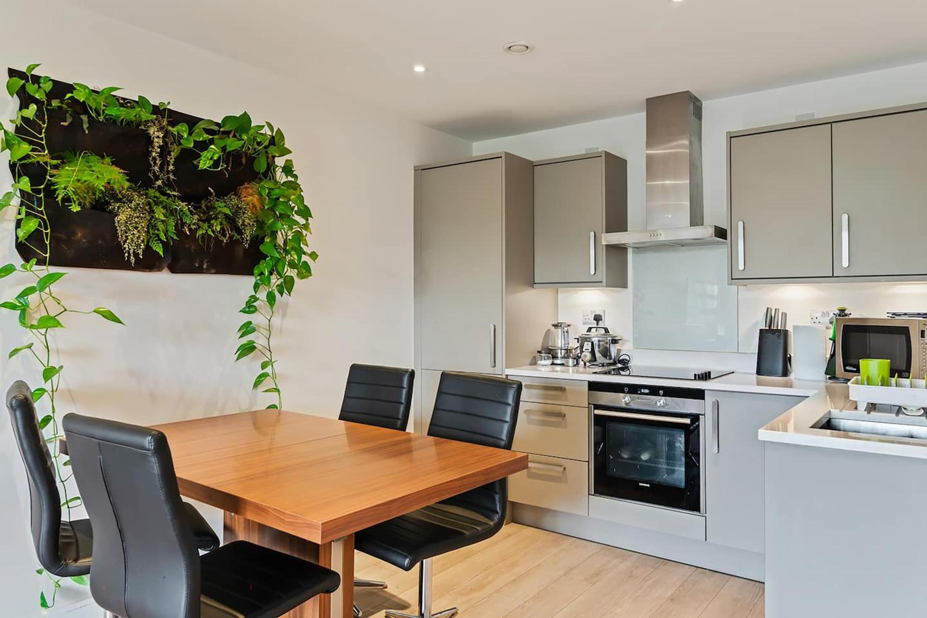 1-Bed Spacious Flat, North London, 15 Minutes to Central view 3