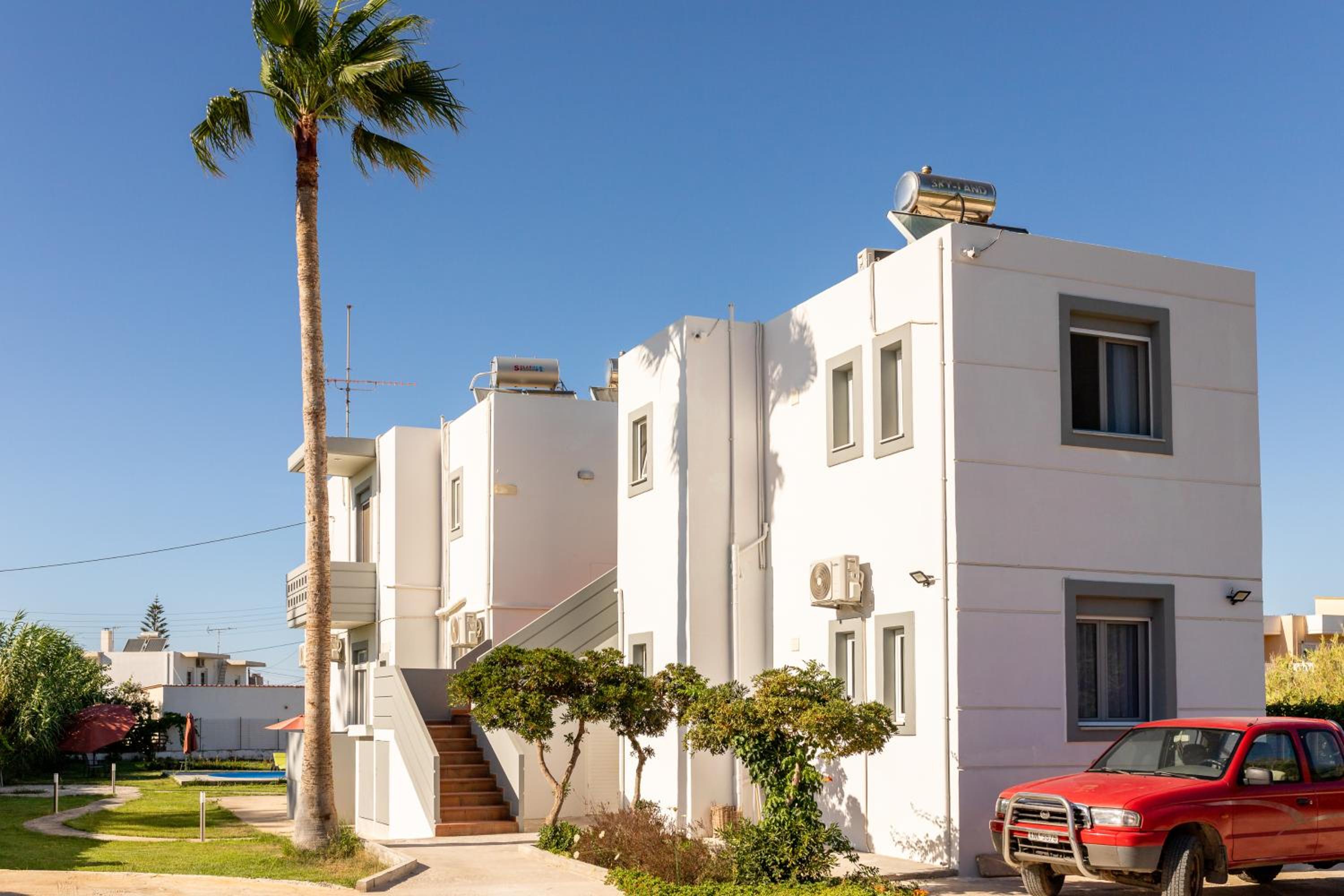 Hotel 7 Rooms - Image 1