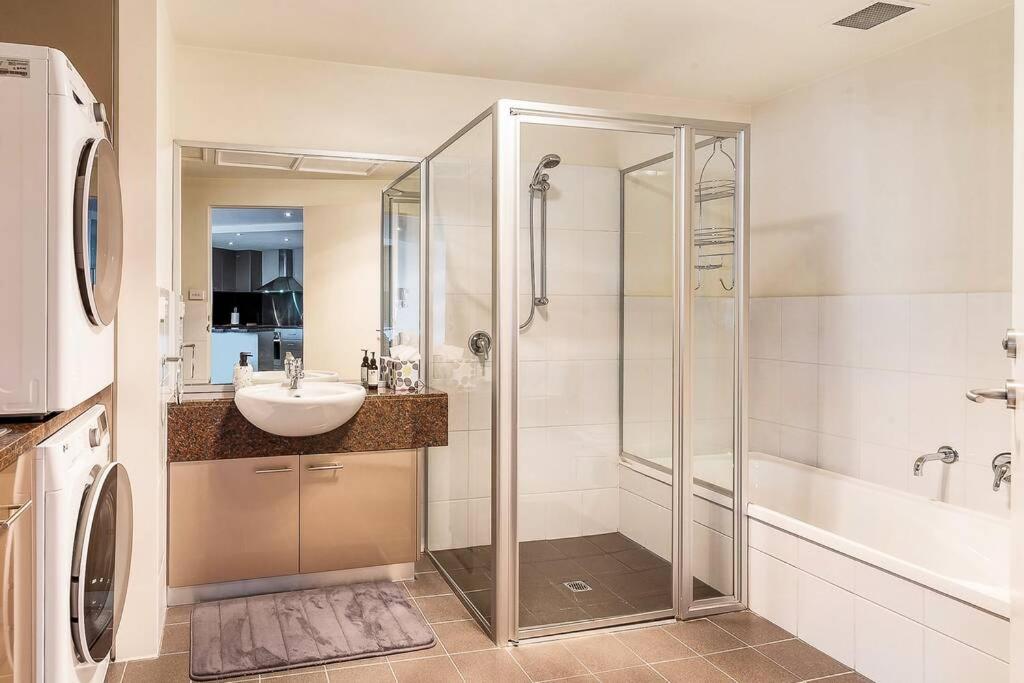 Sub Penthouse Luxe suit, CBD, secure parking, view 4