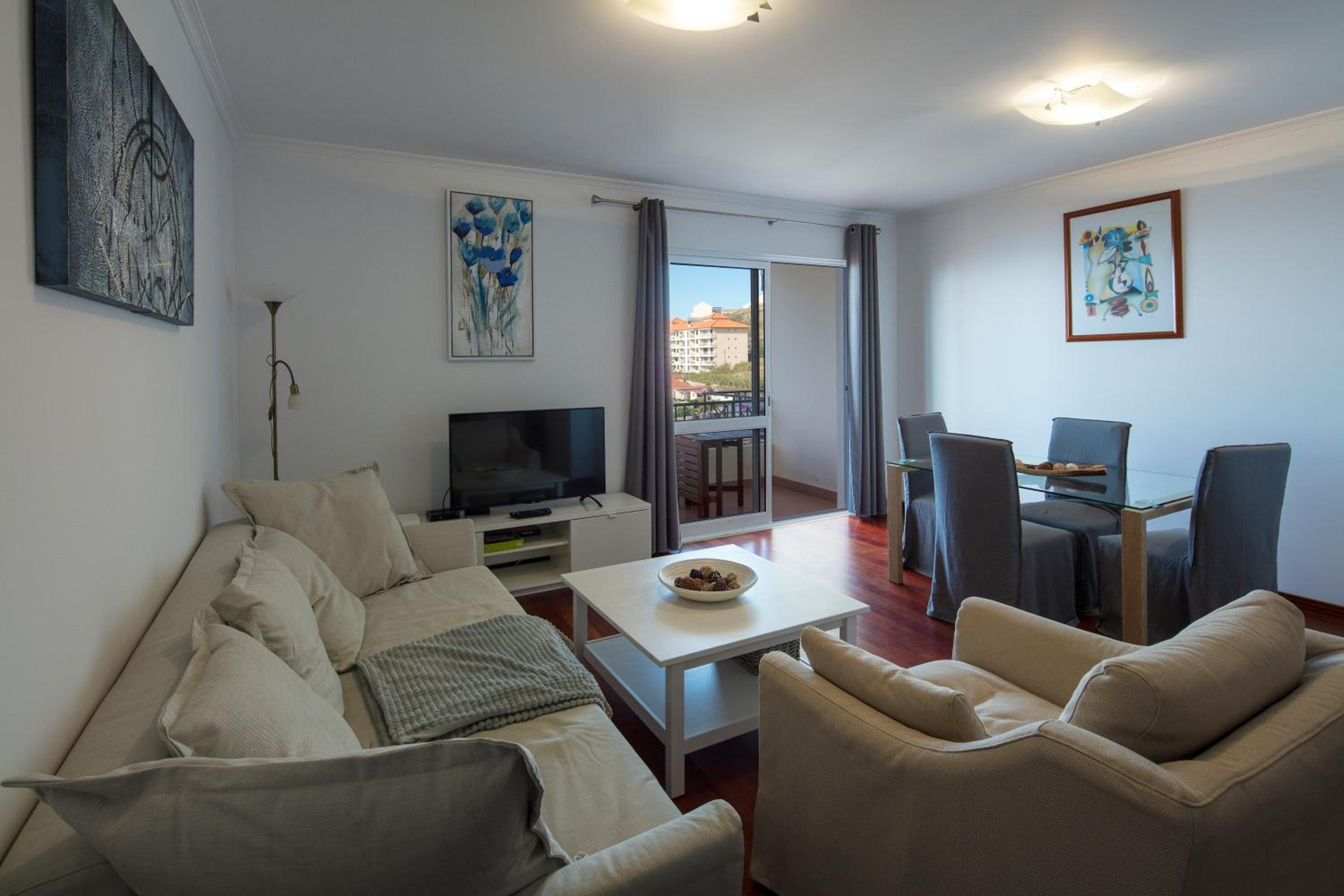Apartment Ocean Gardens view 4