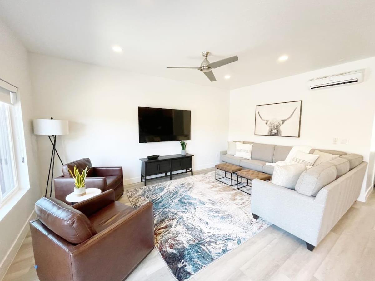 New Family-Friendly Townhome w/ Pool & Hot Tub view 3