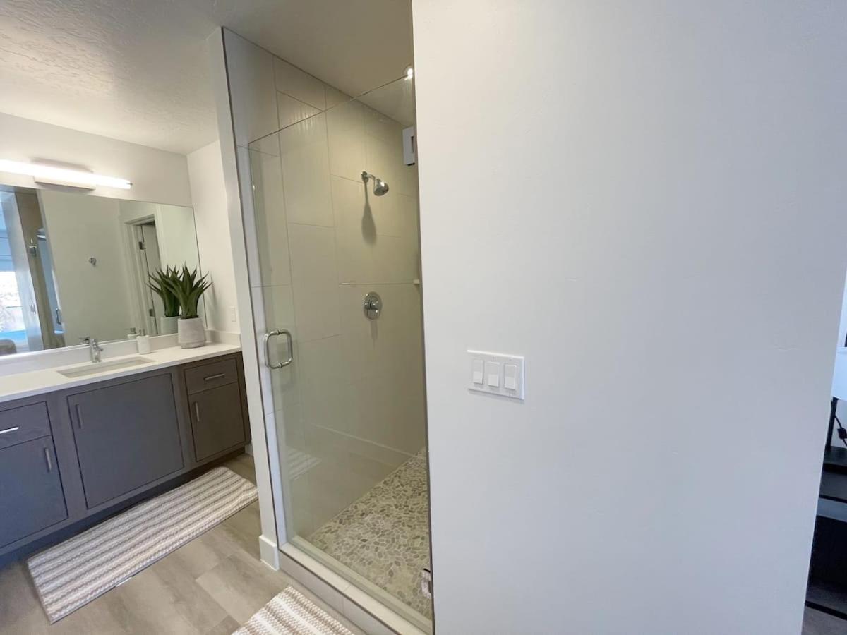 New Family-Friendly Townhome w/ Pool & Hot Tub view 5