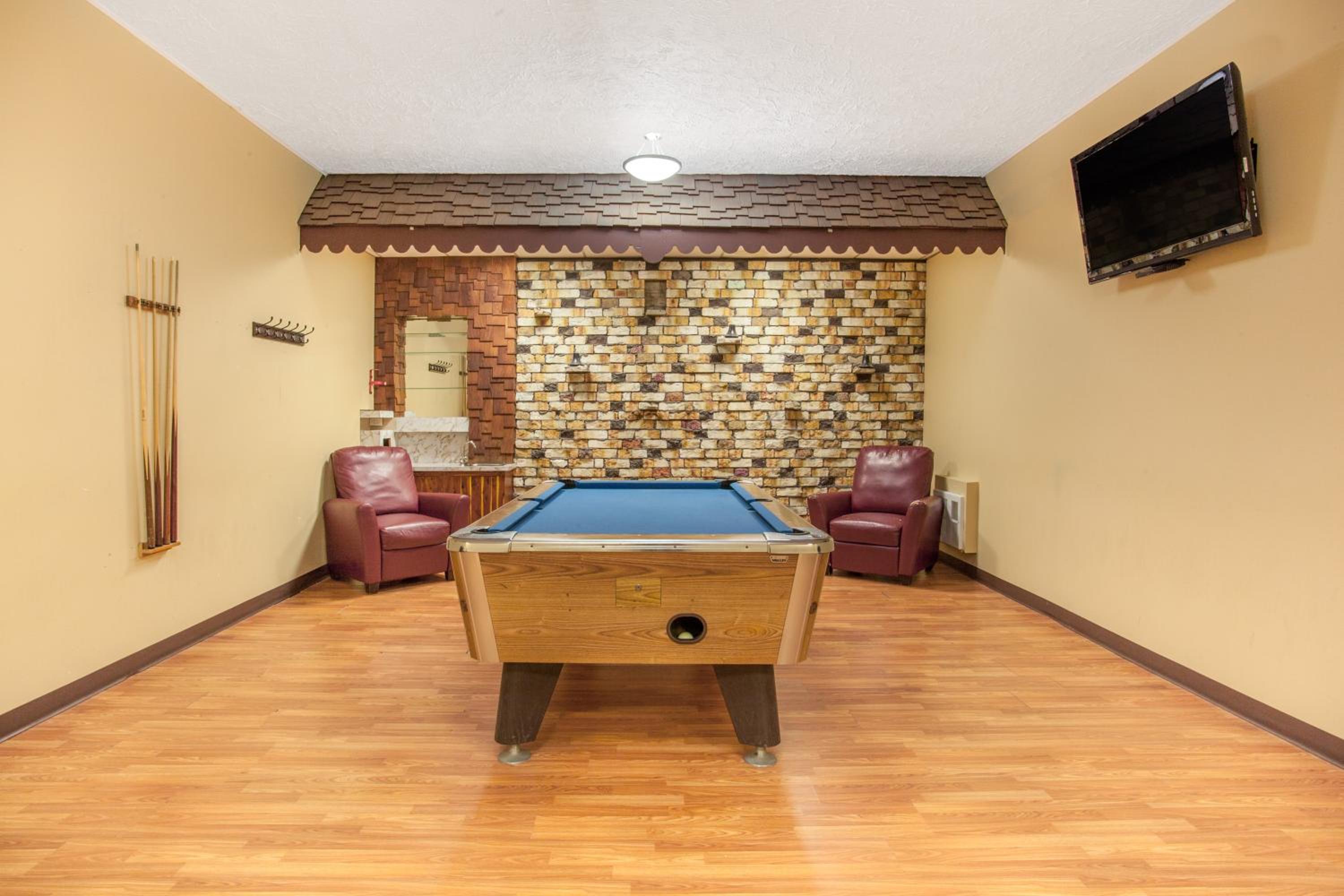 Medicine Hat Vacations - Econo Lodge Inn  Suites - Property Image 7