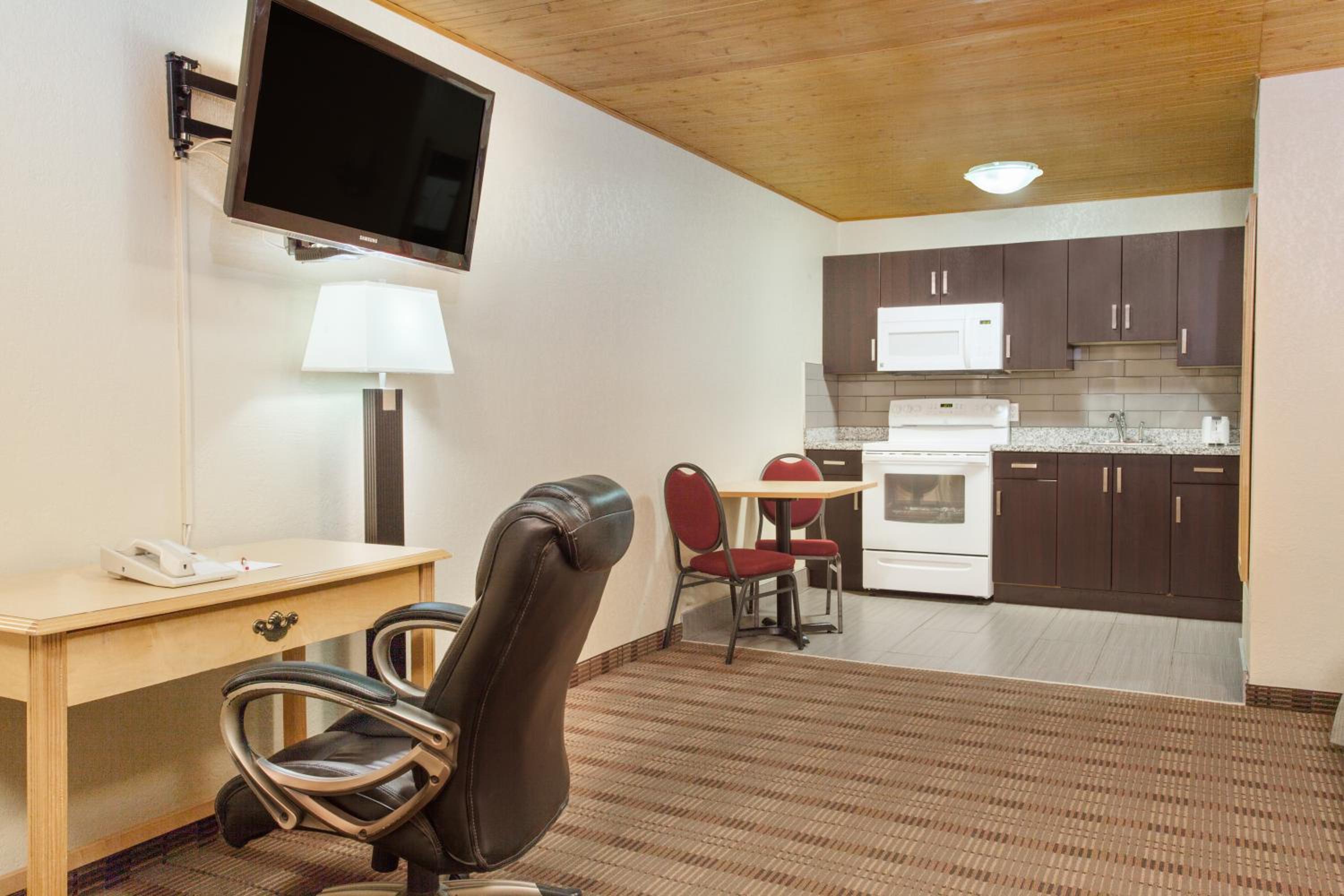 Medicine Hat Vacations - Econo Lodge Inn  Suites - Property Image 10