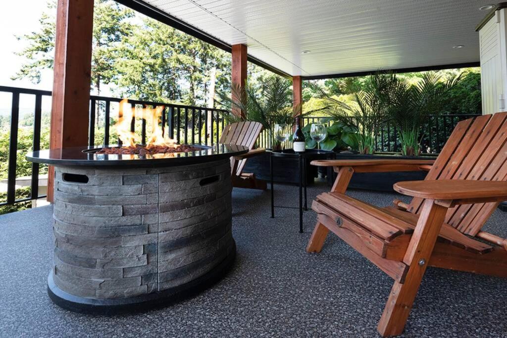 Sea-esta Suite with Ocean Views in Brentwood Bay
