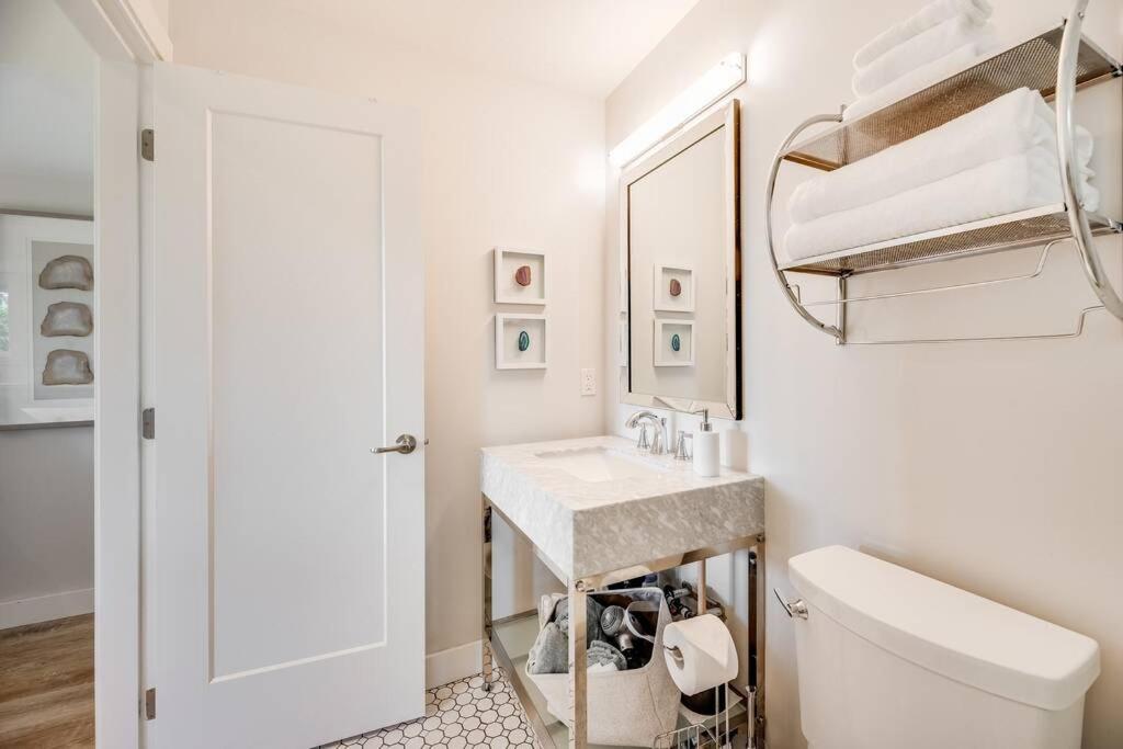 Sea-esta Suite with Ocean Views in Brentwood Bay