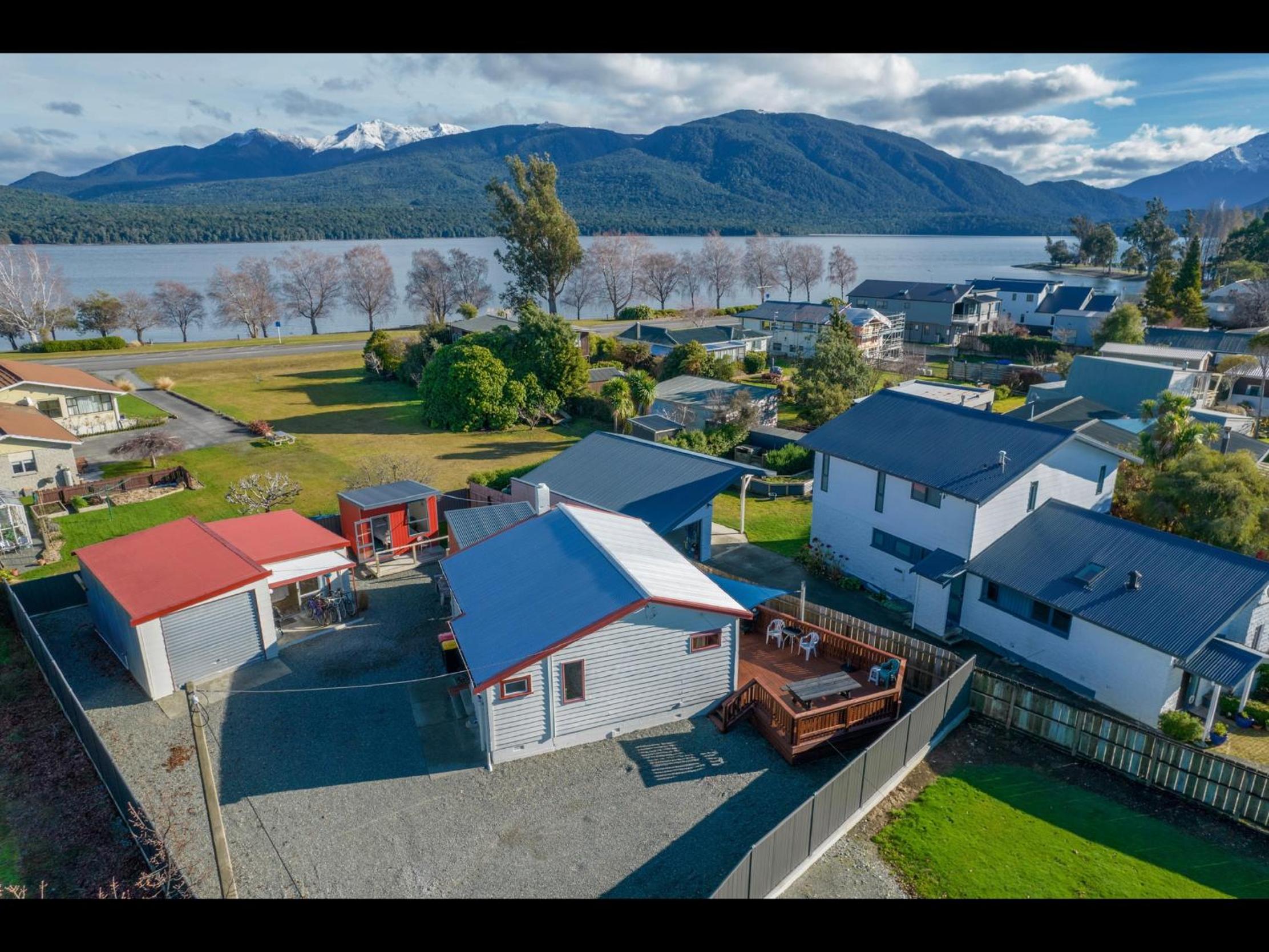 Hotel Te Anau Holiday Home - Free WIFi - Free Bikes & Kayaks - Short Walk to Lake & Town - Top Views - Image 1
