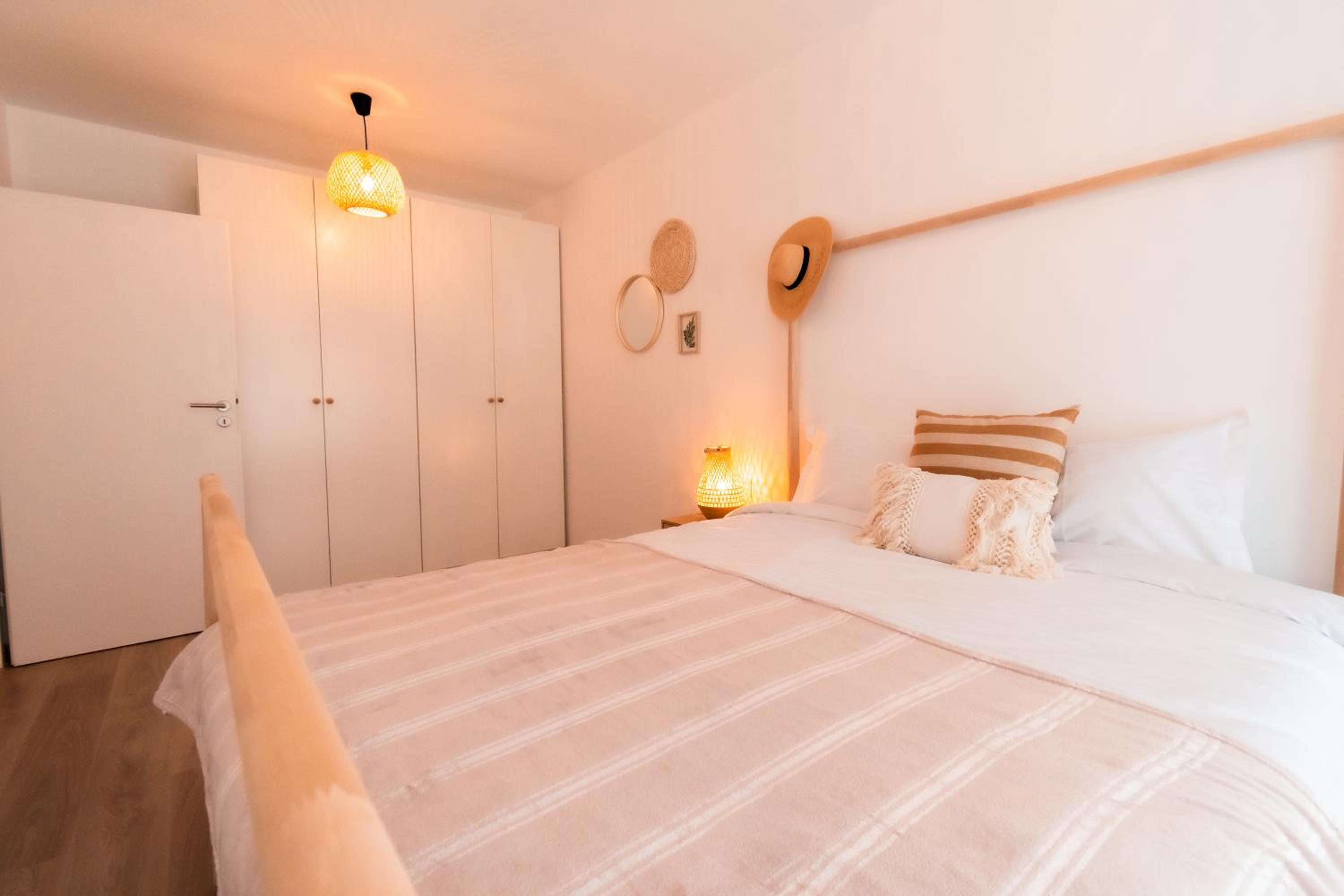 Brown Bear Apt. BOHO Style Bedroom w/ City View & free Parking view 3