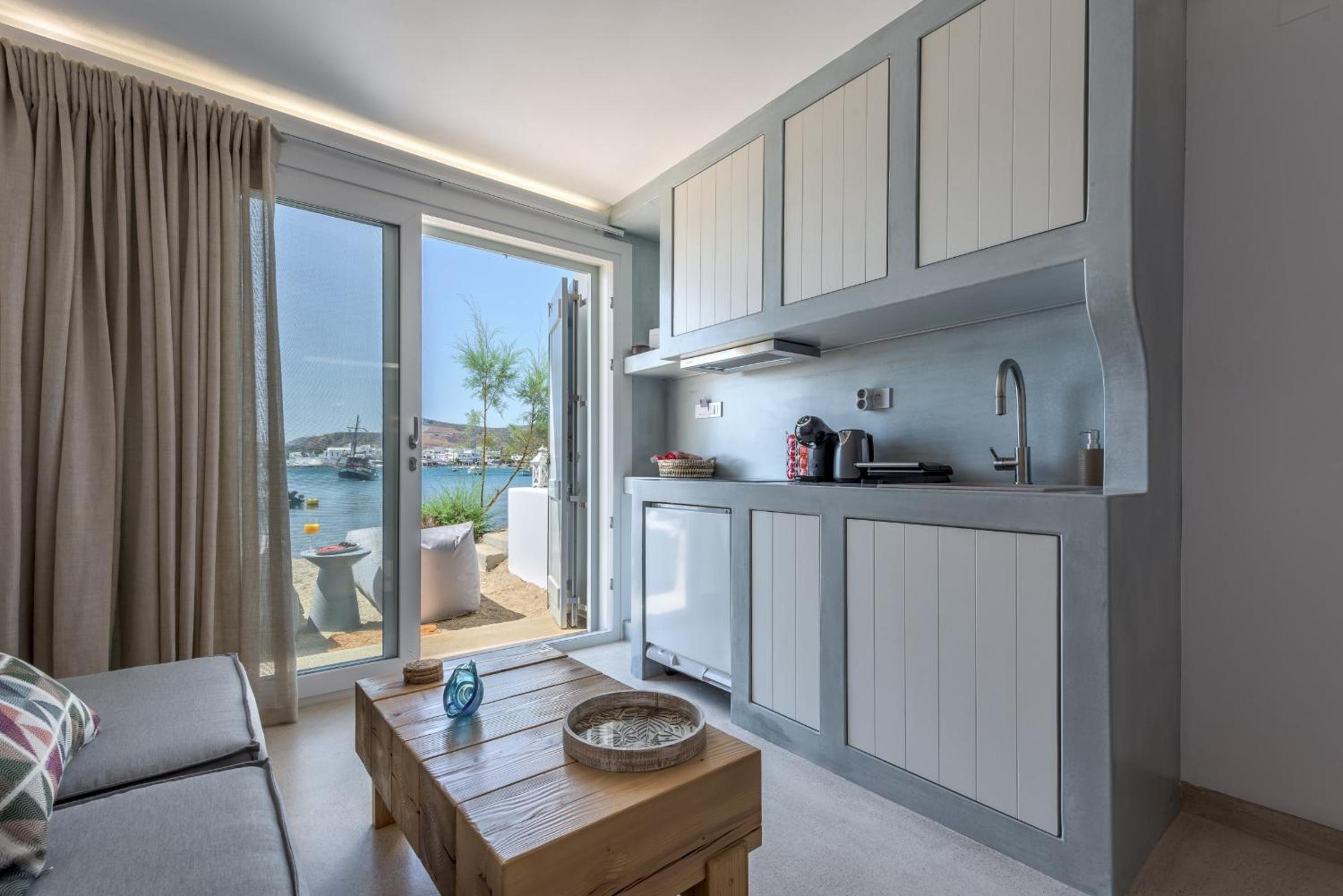 Michalakis Seaside Suites