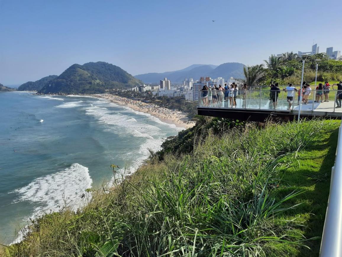 Apartamento Enseada, Guarujá, 3 dorms, 3 banhs, 8 pessoas, 02 quadras da praia, 2 sacadas, 2 vagas de garagem view 3