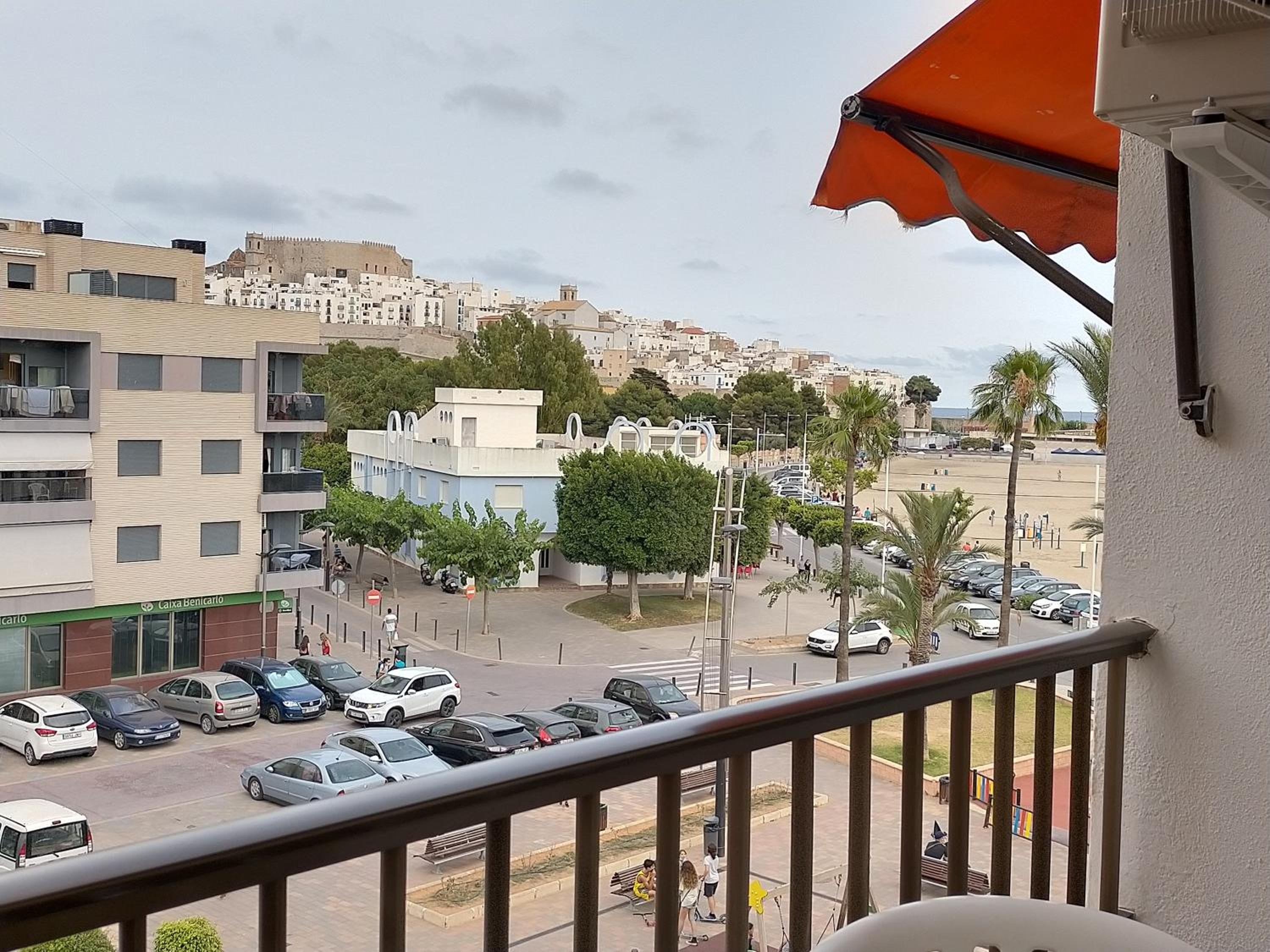 apartamento con aire acondicionado de tres dormitorios en el centro y junto a la playa photo 1