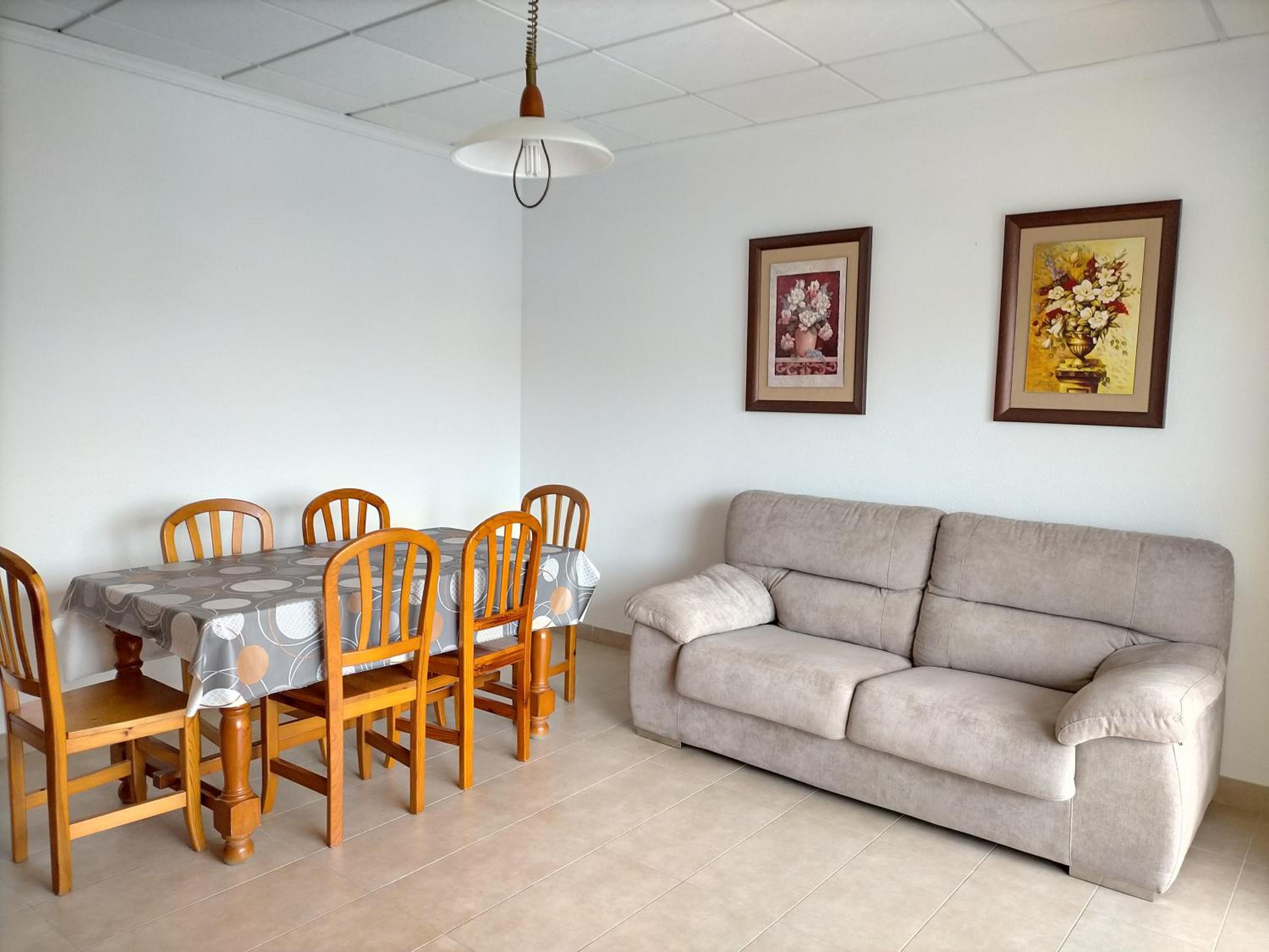 apartamento con aire acondicionado de tres dormitorios en el centro y junto a la playa photo 3