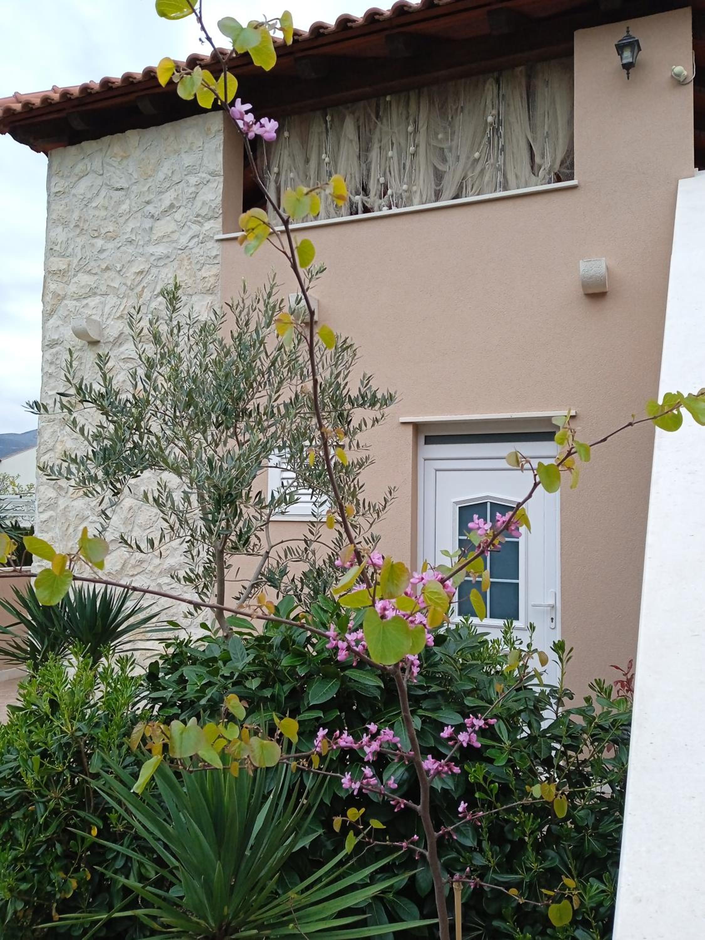 Hotel Apartments Karoma - Image 1