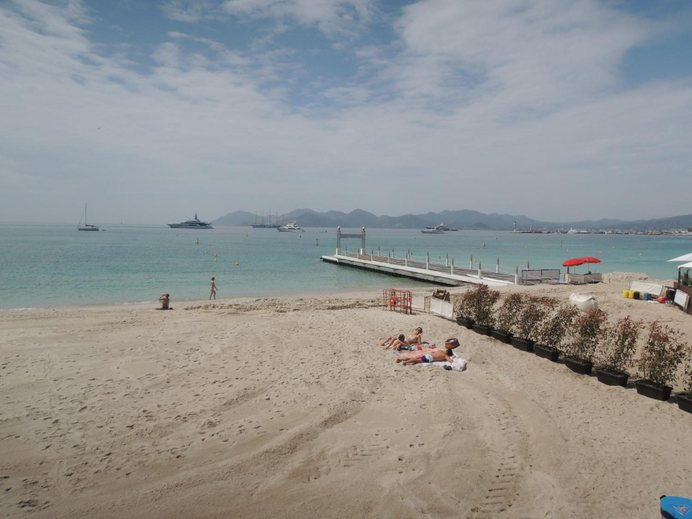 Fabulous Central 2BR - Prime Location, Walk to Croisette & Palais - By Totolulu Cannes Yellow Corner