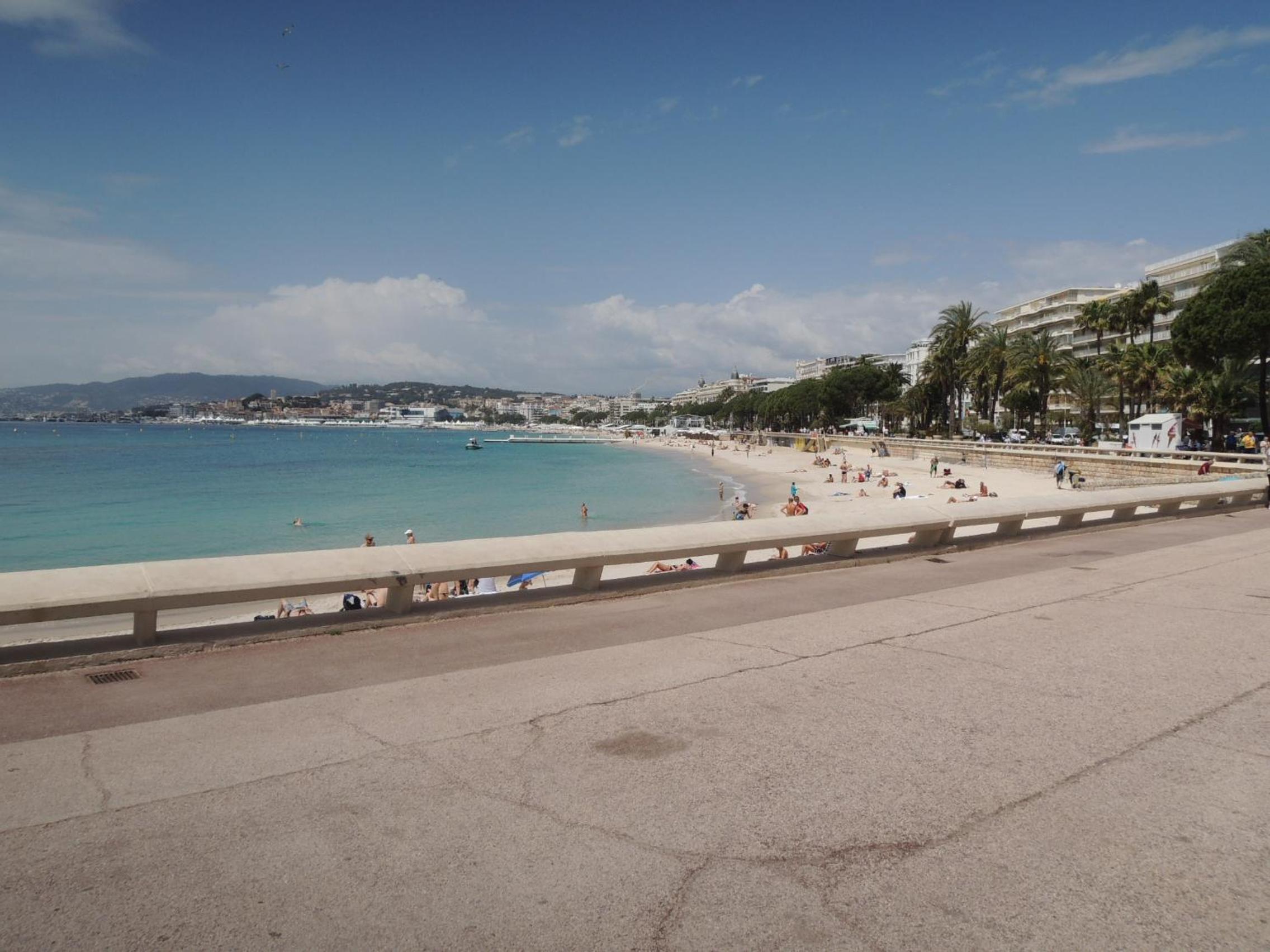 Fabulous Central 2BR - Prime Location, Walk to Croisette & Palais - By Totolulu Cannes Yellow Corner