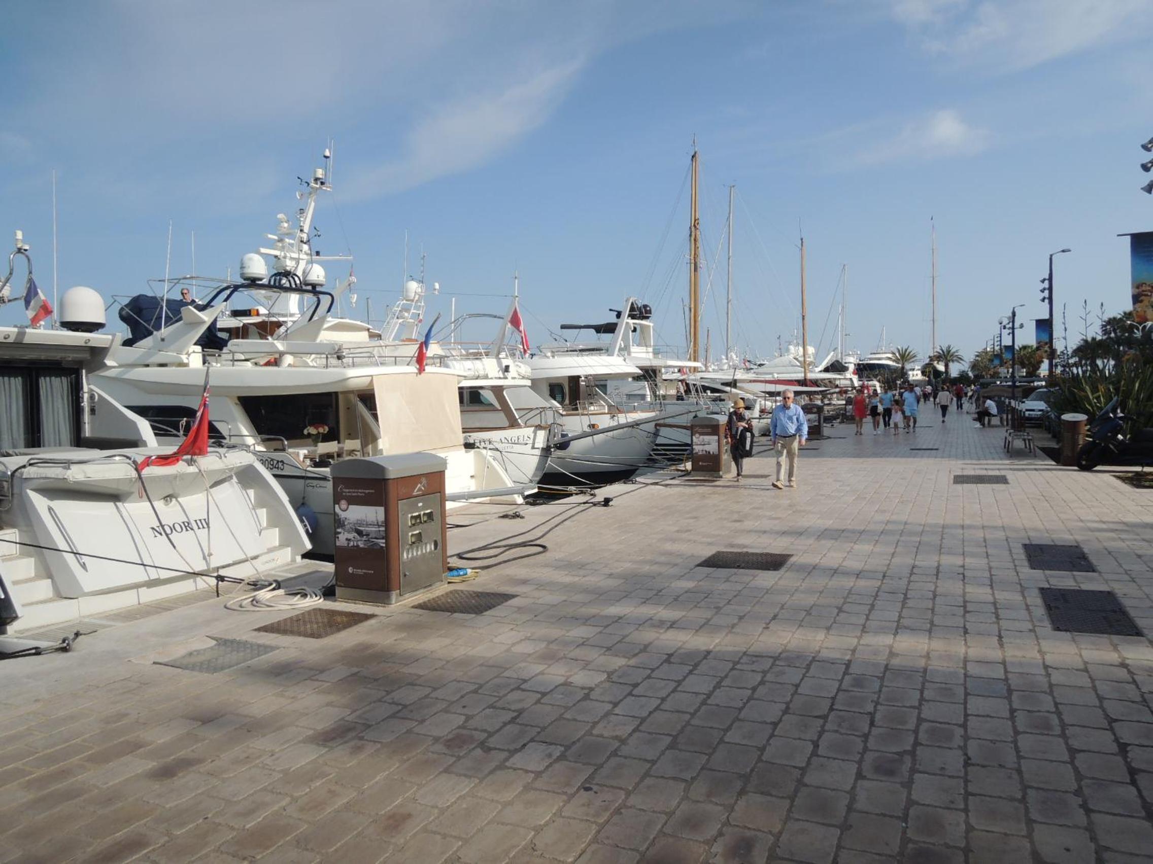 Fabulous Central 2BR - Prime Location, Walk to Croisette & Palais - By Totolulu Cannes Yellow Corner