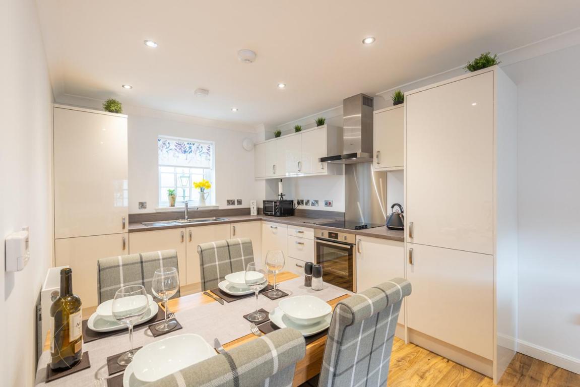 Stylish & Modern Apartment view 4