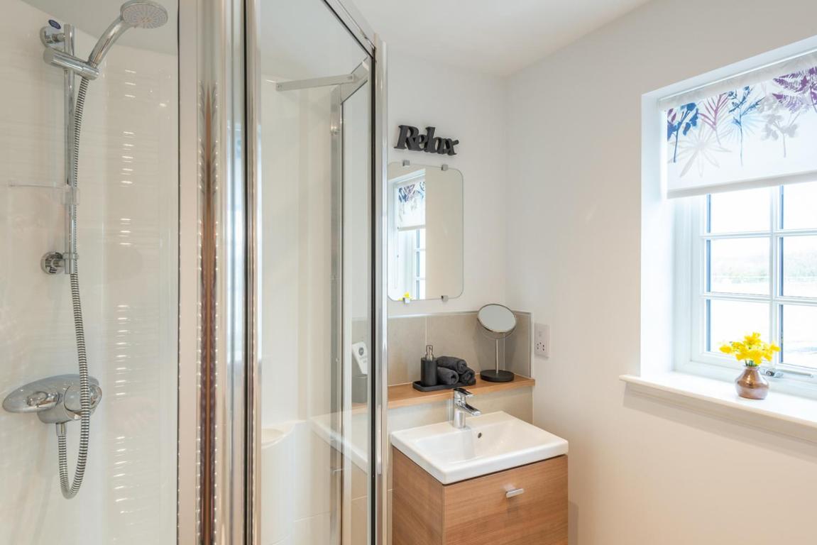 Stylish & Modern Apartment view 3