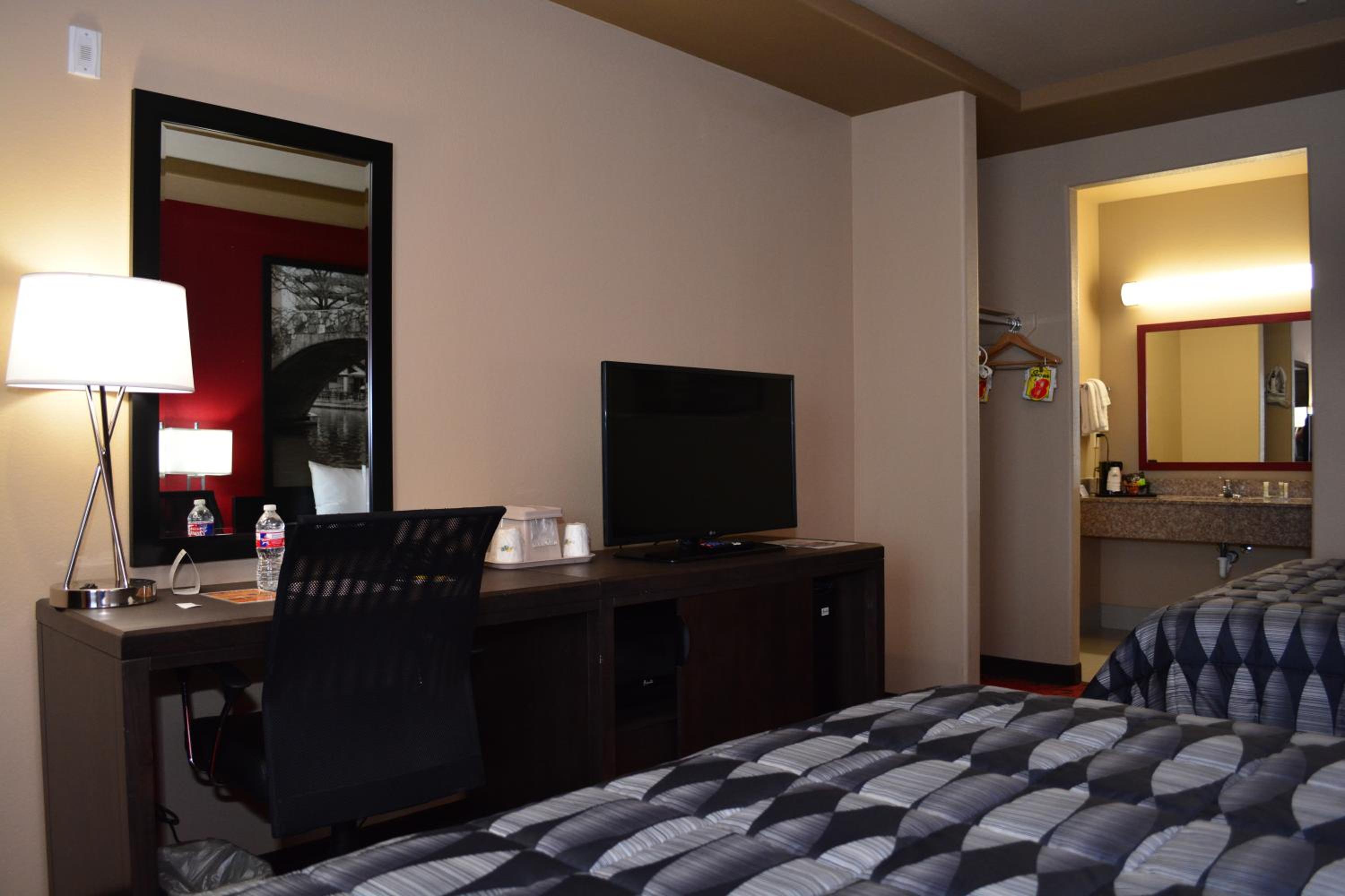 Super 8 by Wyndham Karnes City