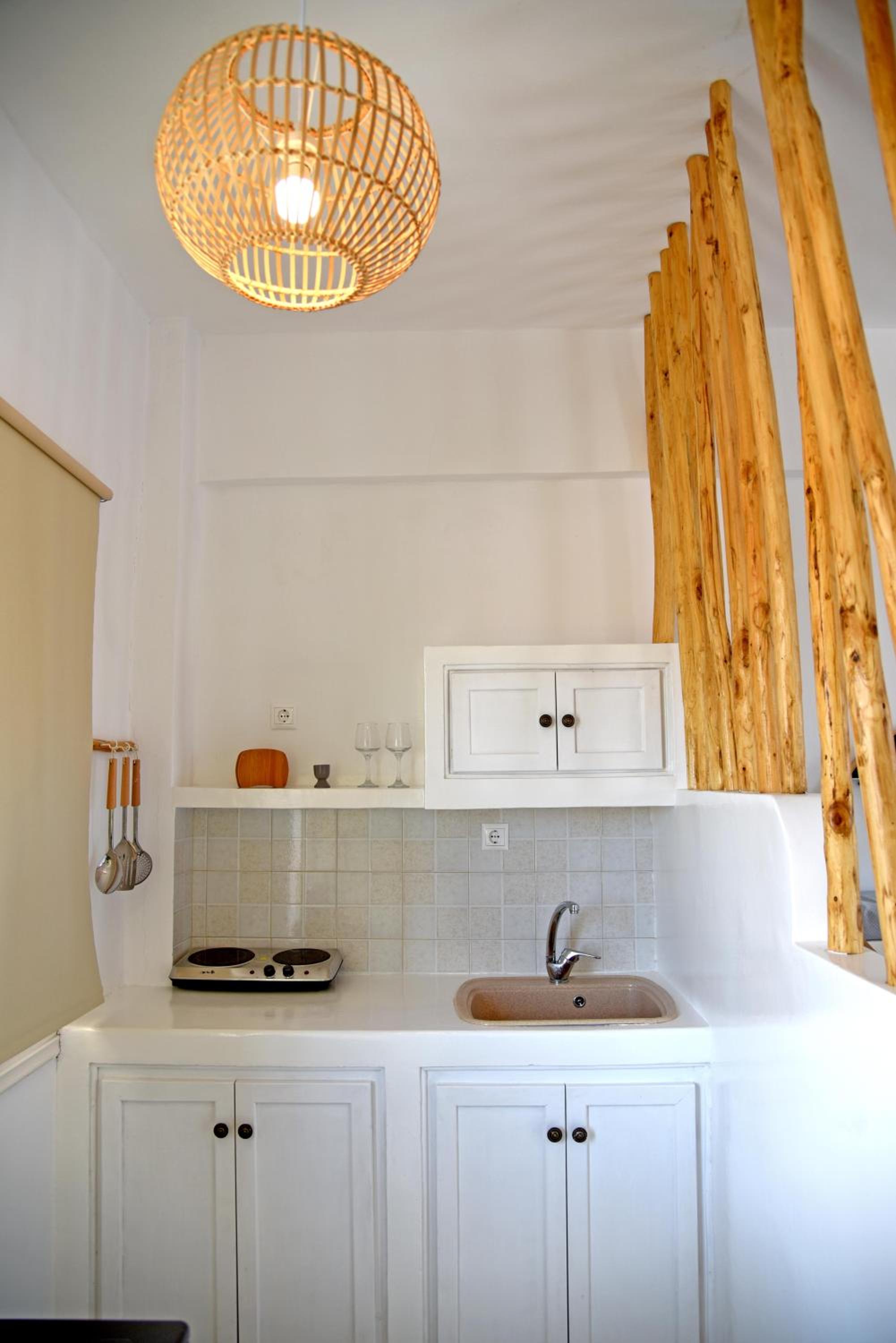 Nefeli Suites Kythnos en Kithnos — kitchen