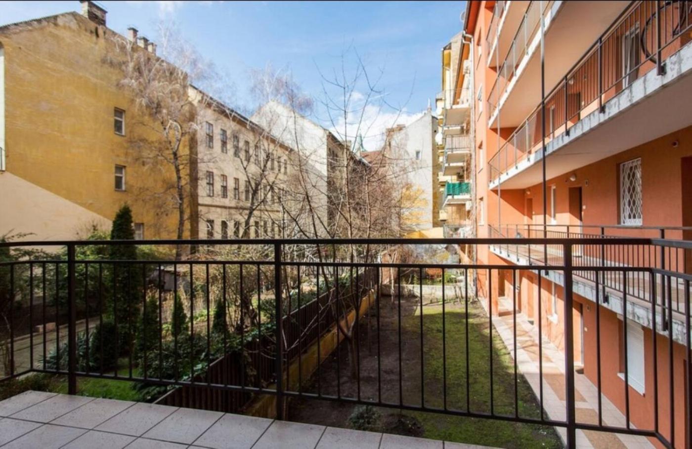 ORANGEHOMES one bedroom Modern apartment in the city center view 2