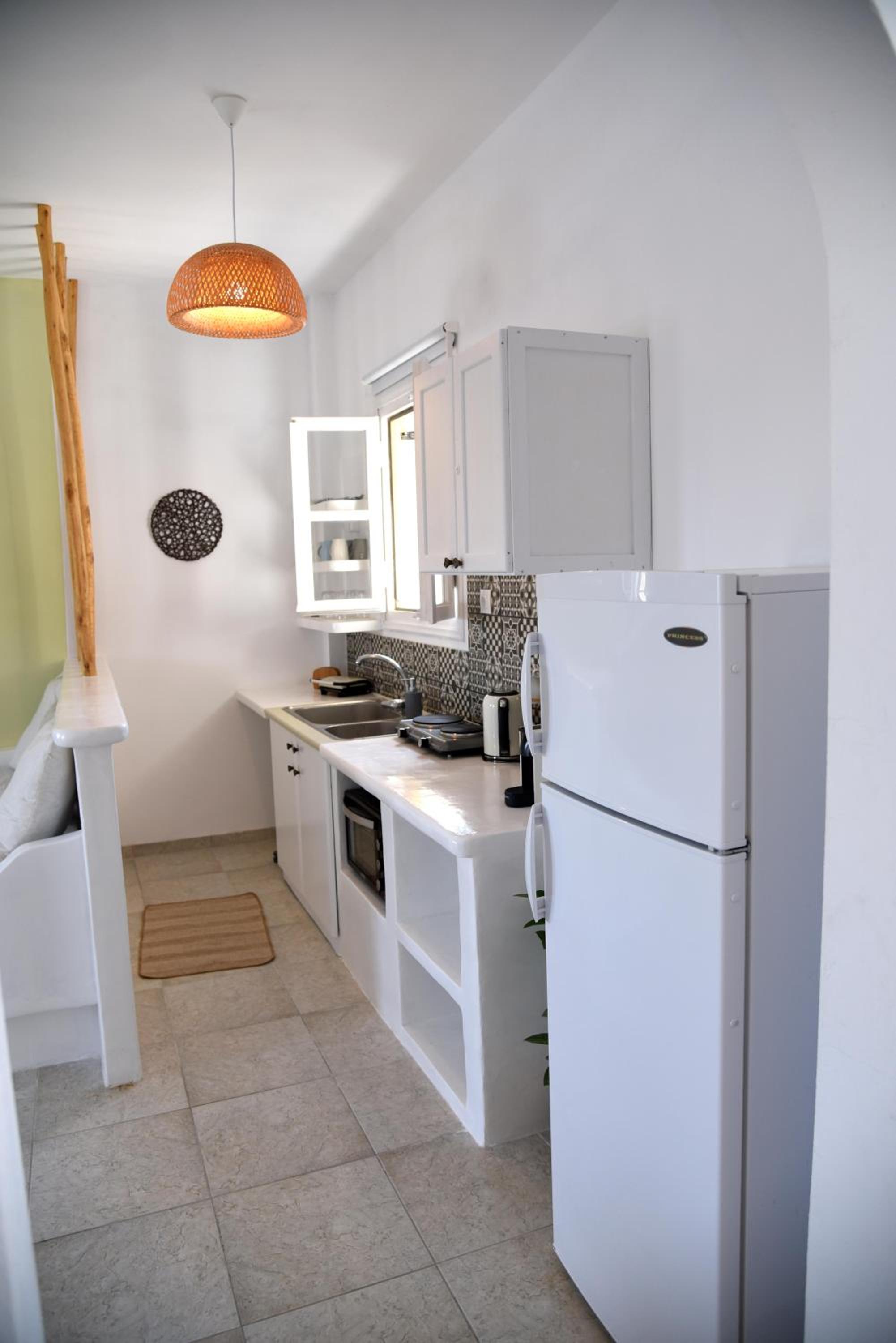 Nefeli Suites Kythnos en Kithnos — kitchen
