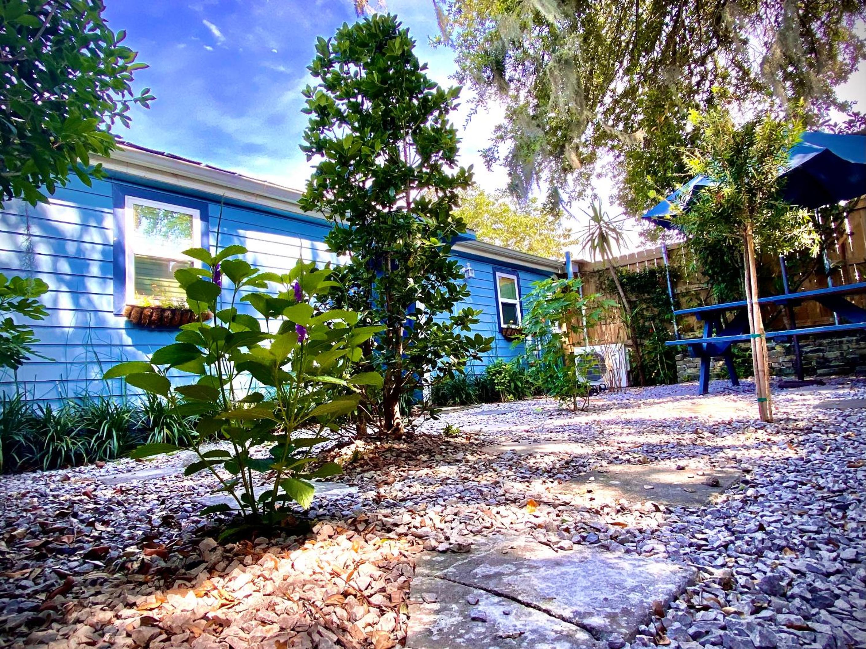 One bedroom apartment with hot tub 2 blocks to Magazine street