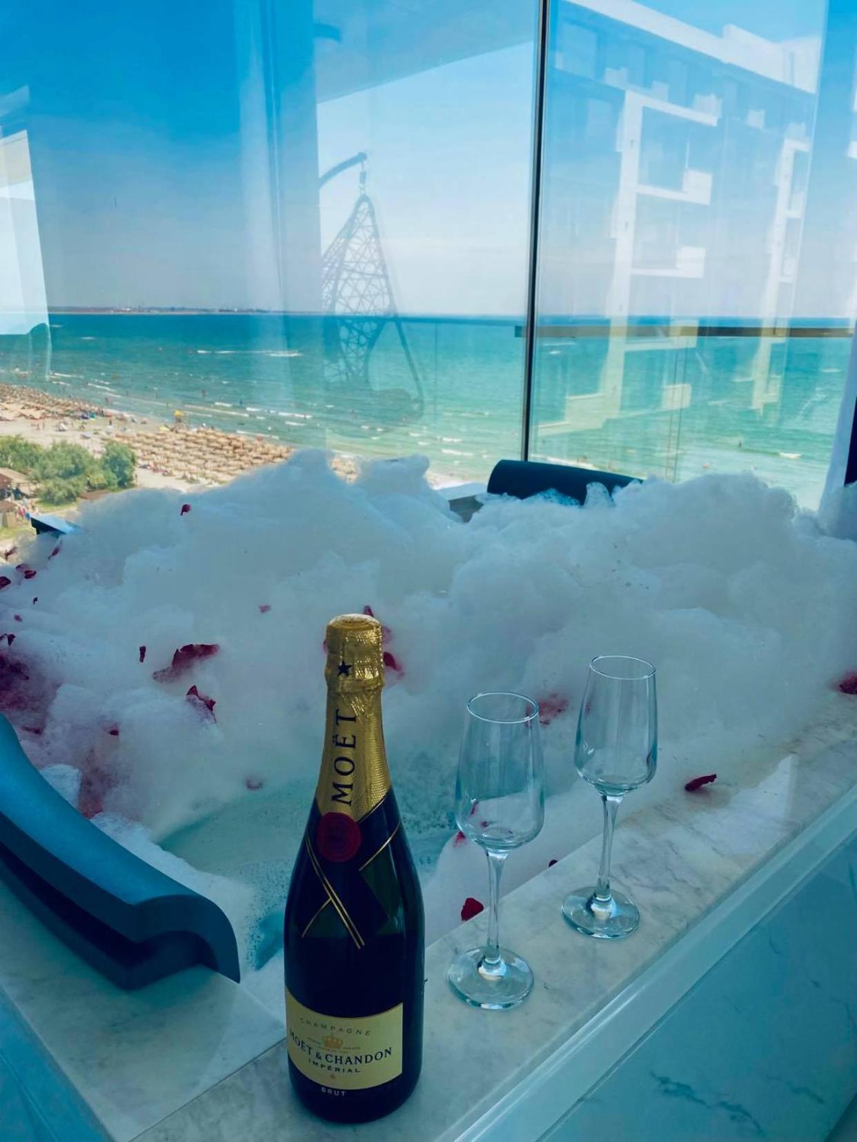 Luxury by the sea, Mamaia view 2