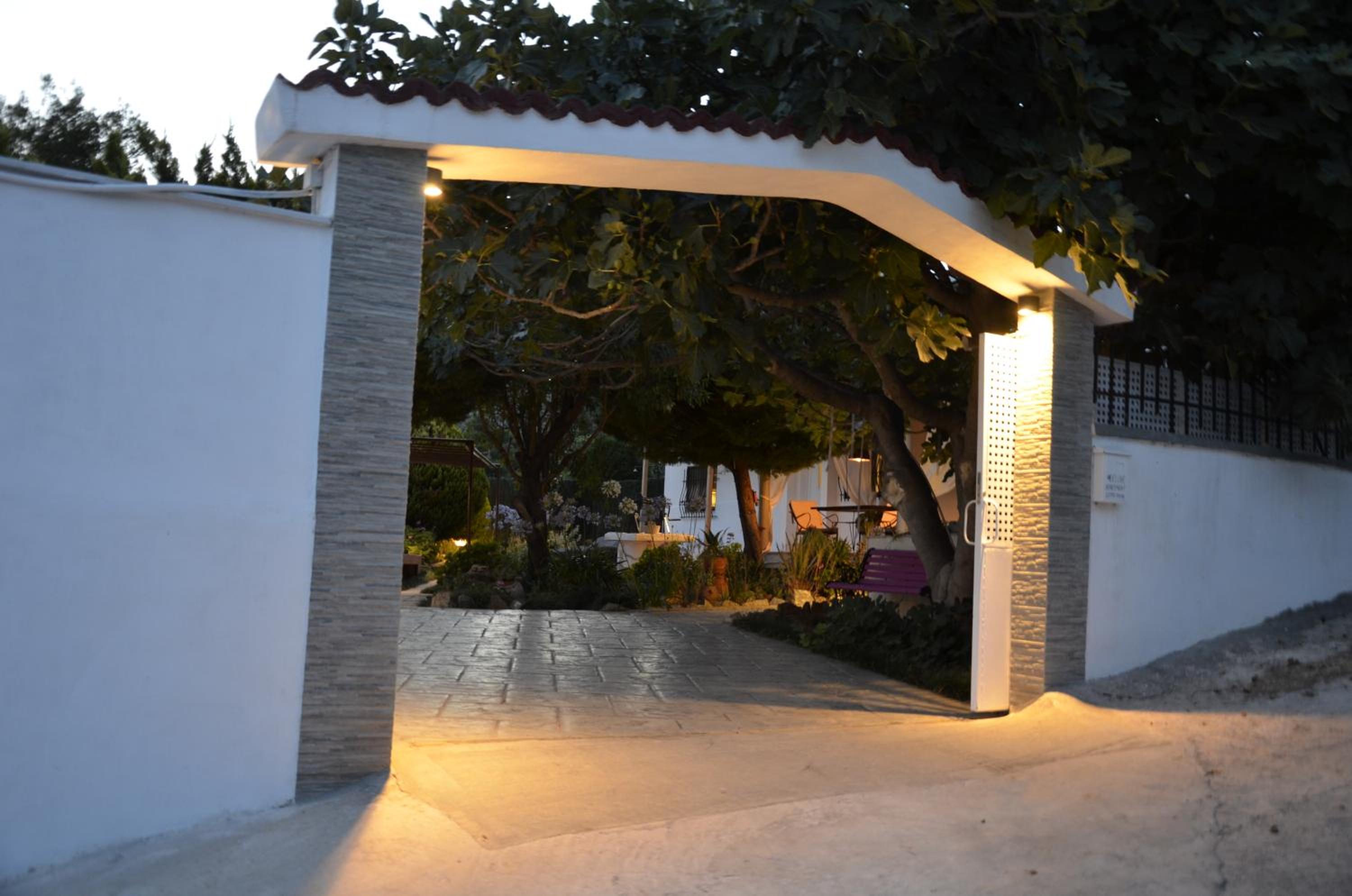 Hotel Deluxe Apartment near the Airport Adults Only - Image 1