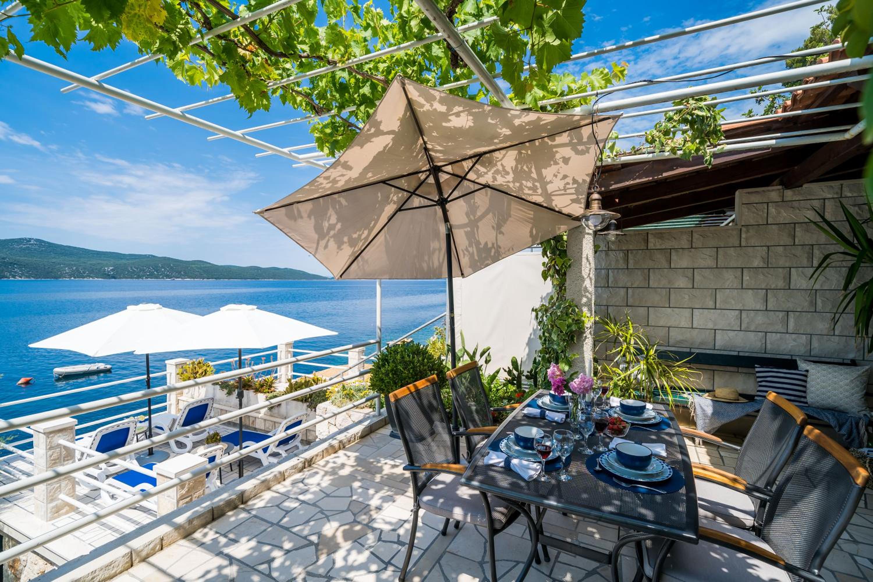 Apartments Ratac Lobrović with private beach and beautiful sunset view 3