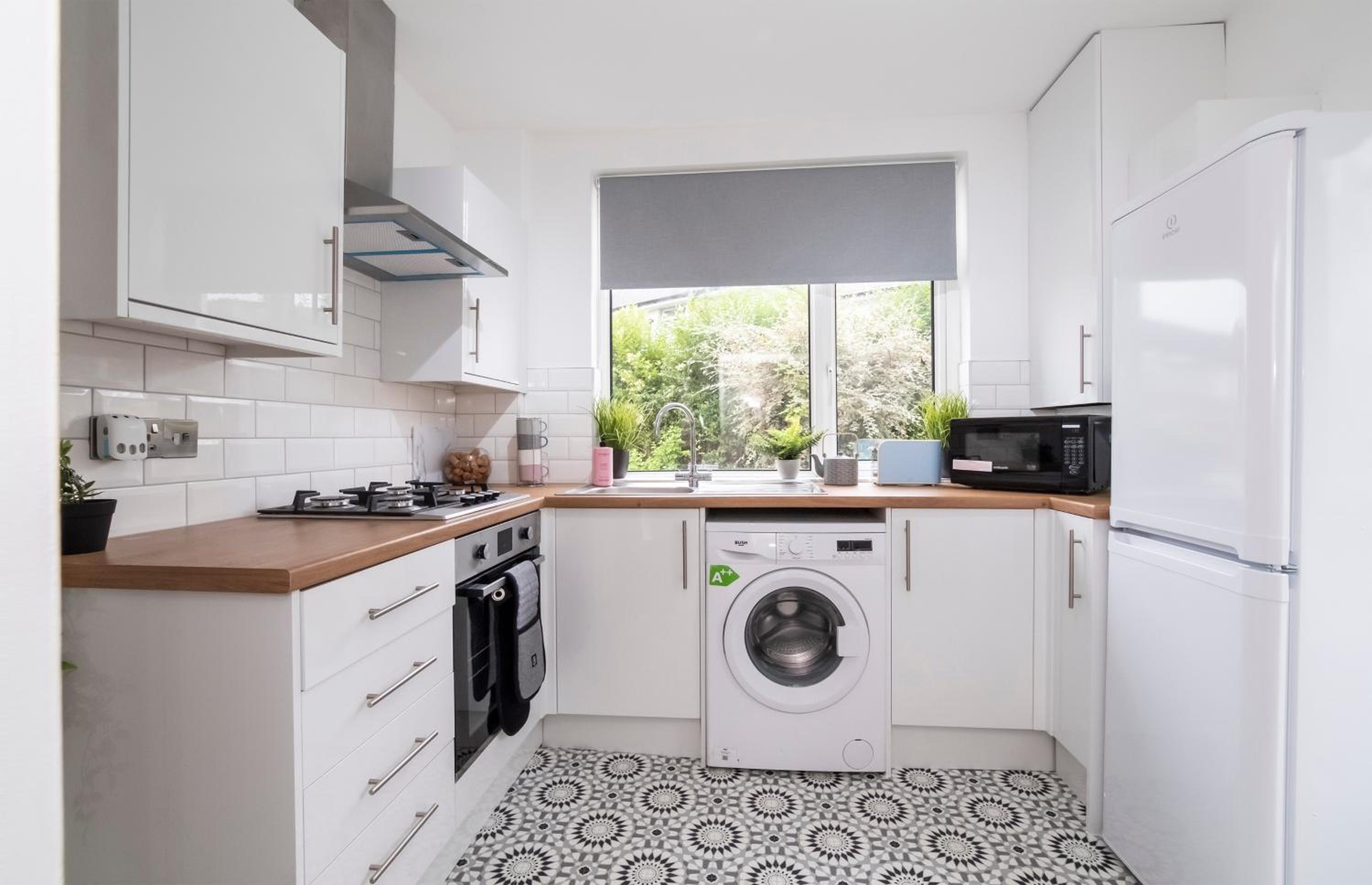 Stylish Hot Tub House with free parking! view 4
