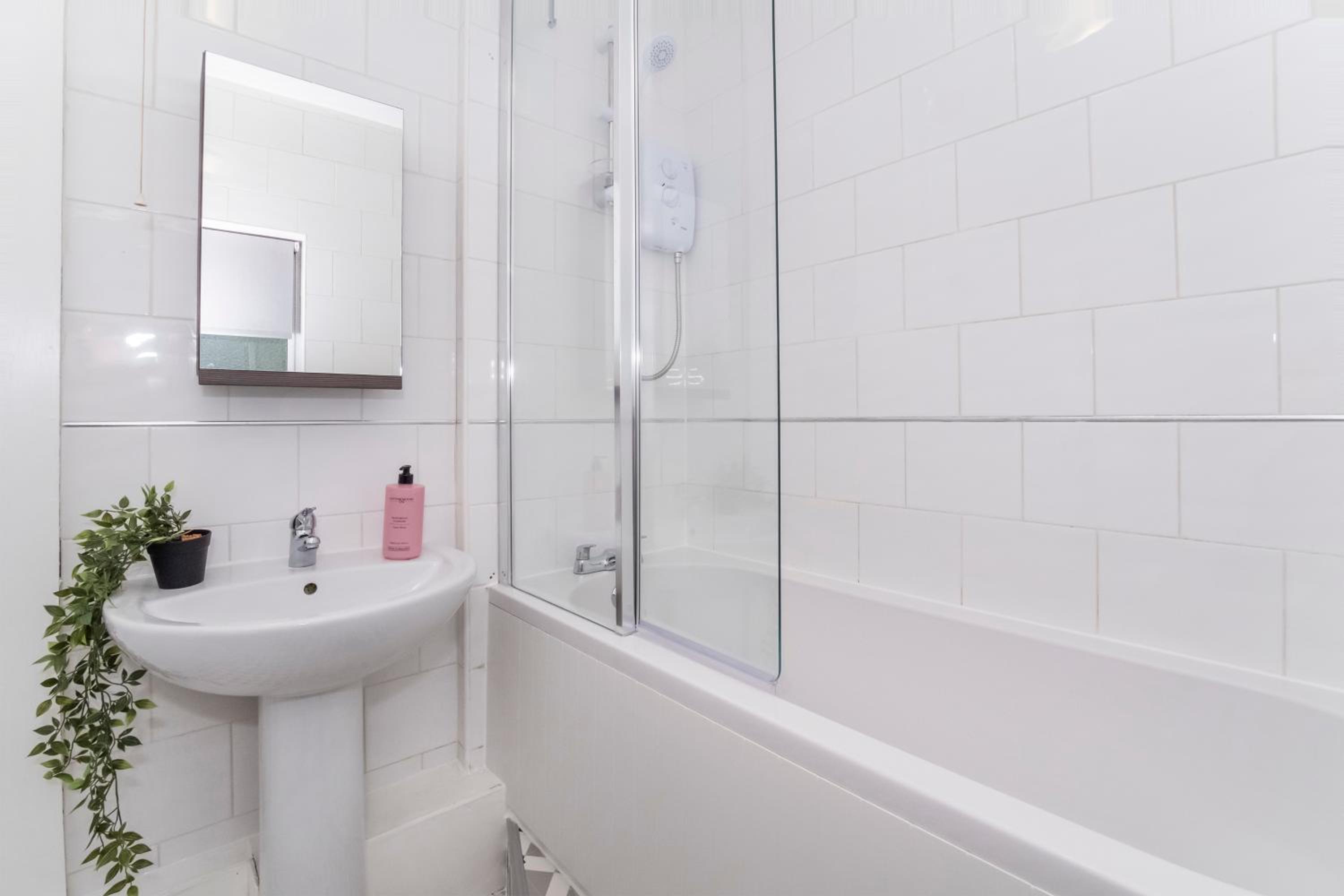 Stylish Hot Tub House with free parking! view 3