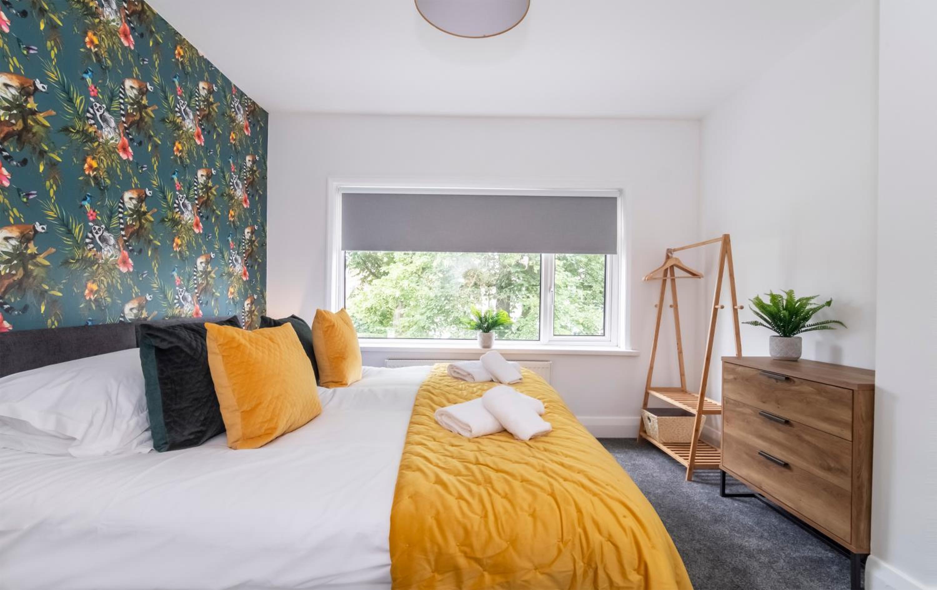 Stylish Hot Tub House with free parking! view 5