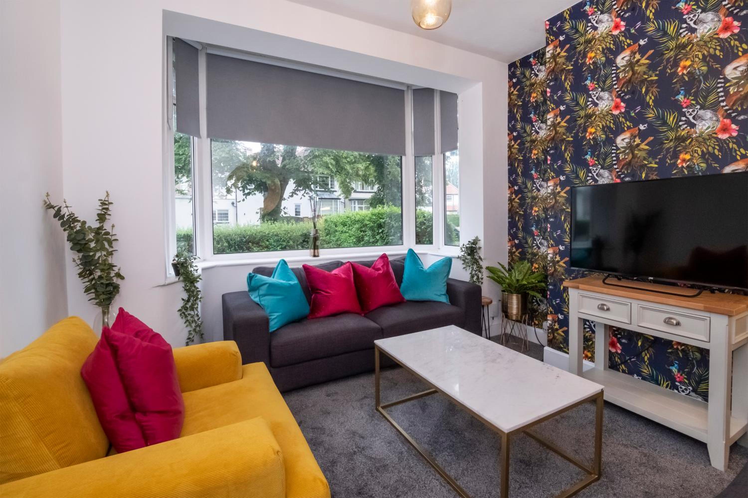 Stylish Hot Tub House with free parking! view 2
