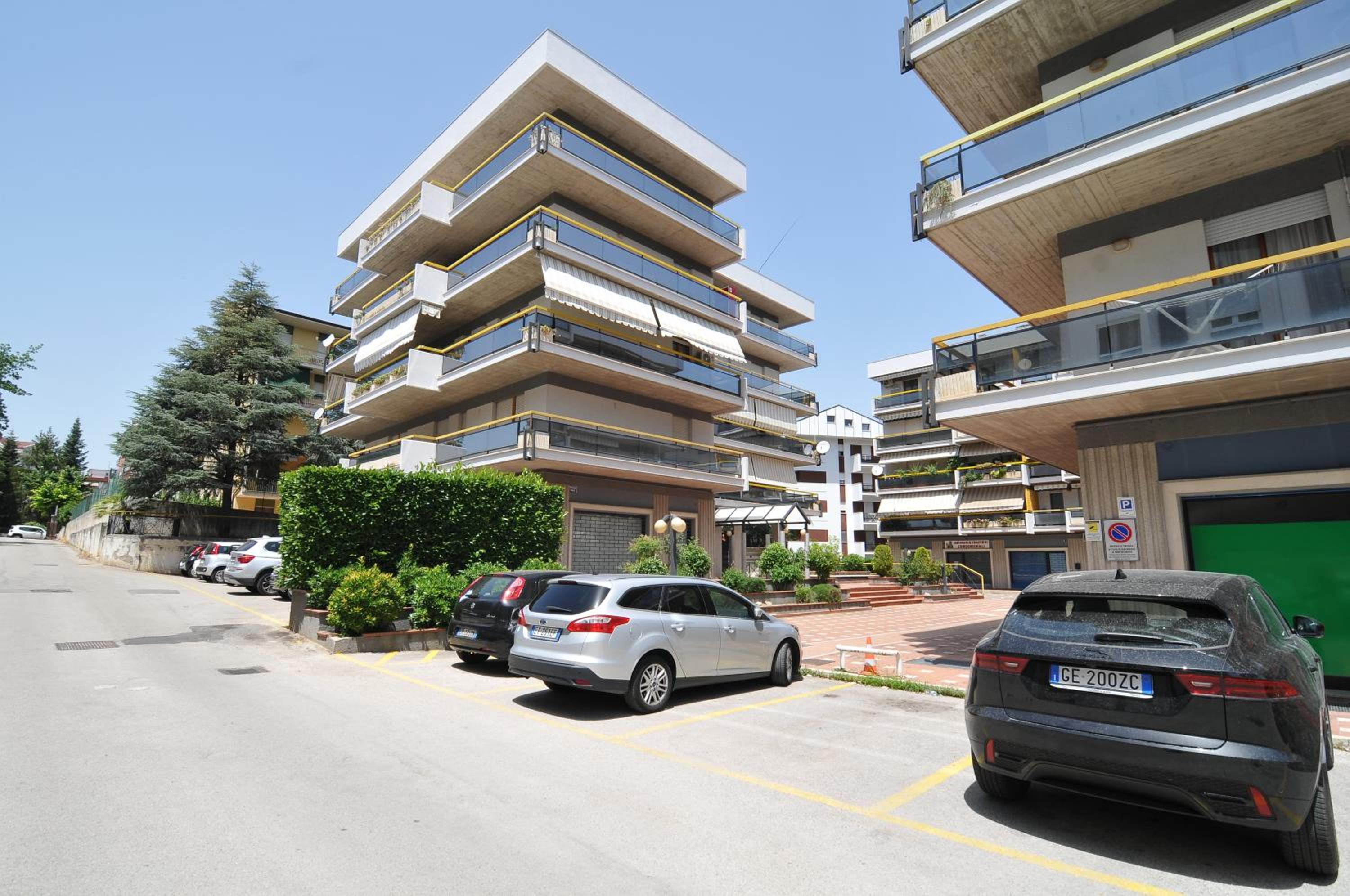 Sole & Querce Apartments- Bike Friendly with garage view 5