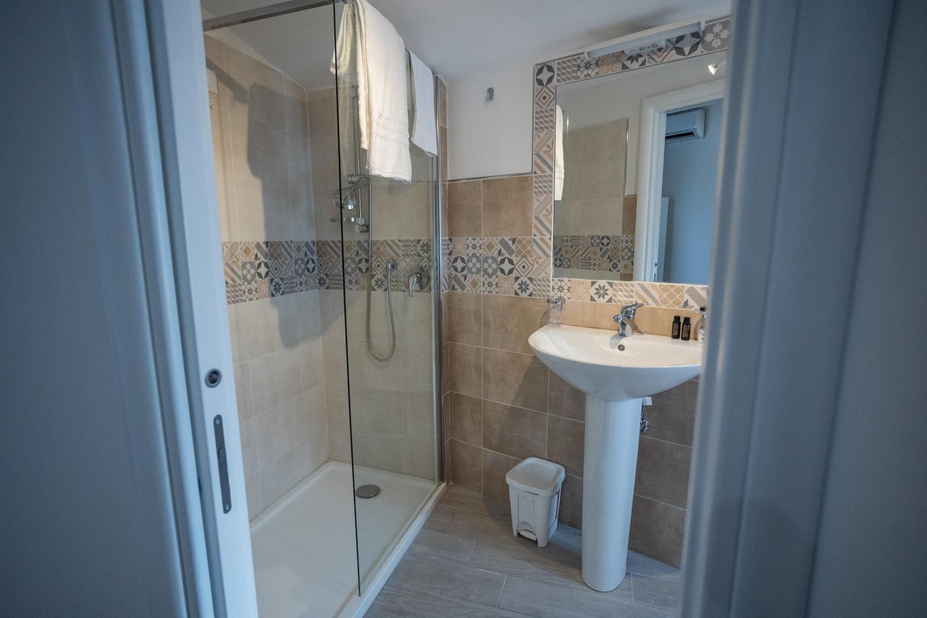 EXCLUSIVE ROOMS