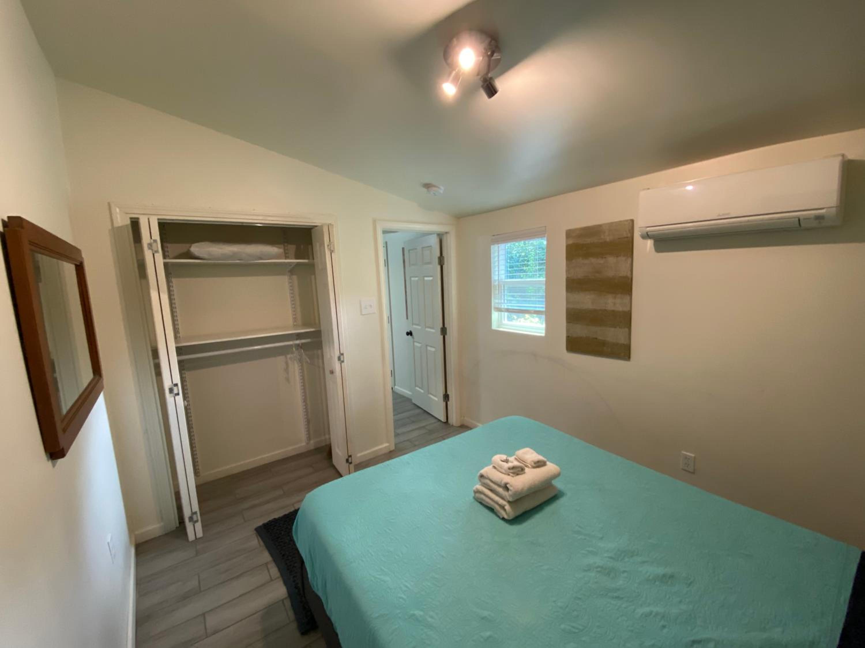 One bedroom apartment with hot tub 2 blocks to Magazine street