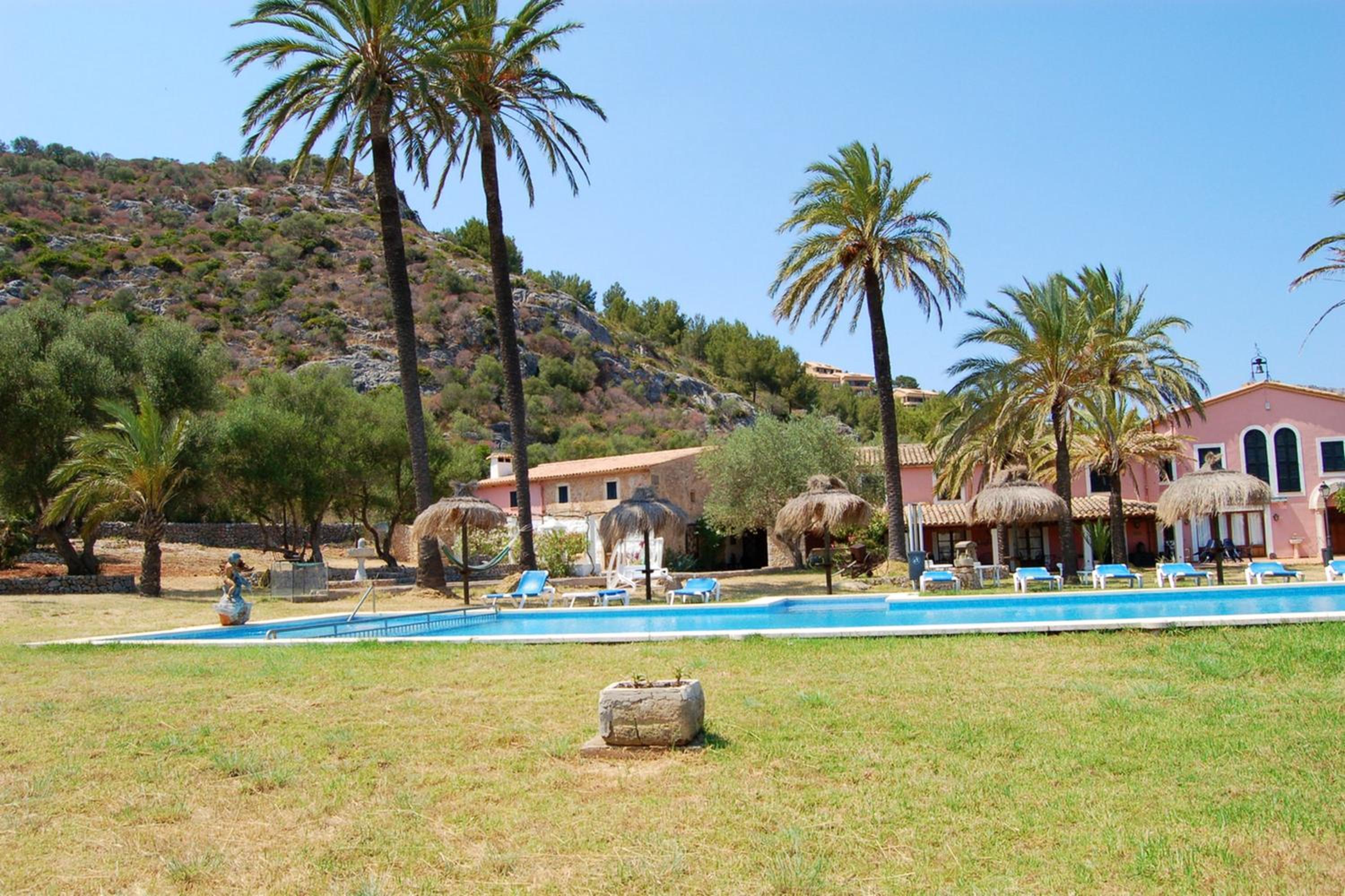 Spacious apartment in Pollenca with mountain view
