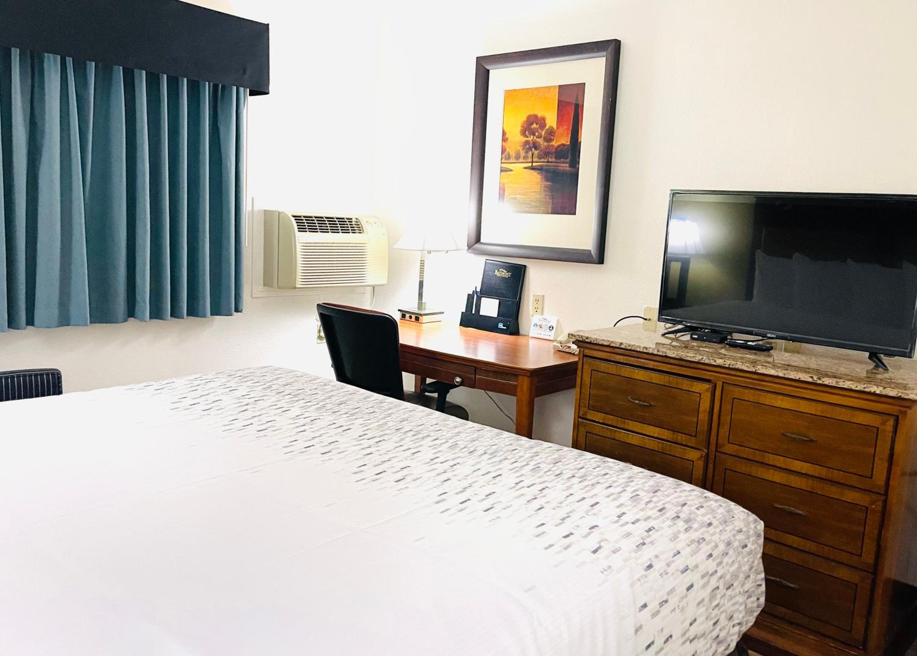 Hutchinson Vacations - Baymont by Wyndham Hutchinson - Property Image 8