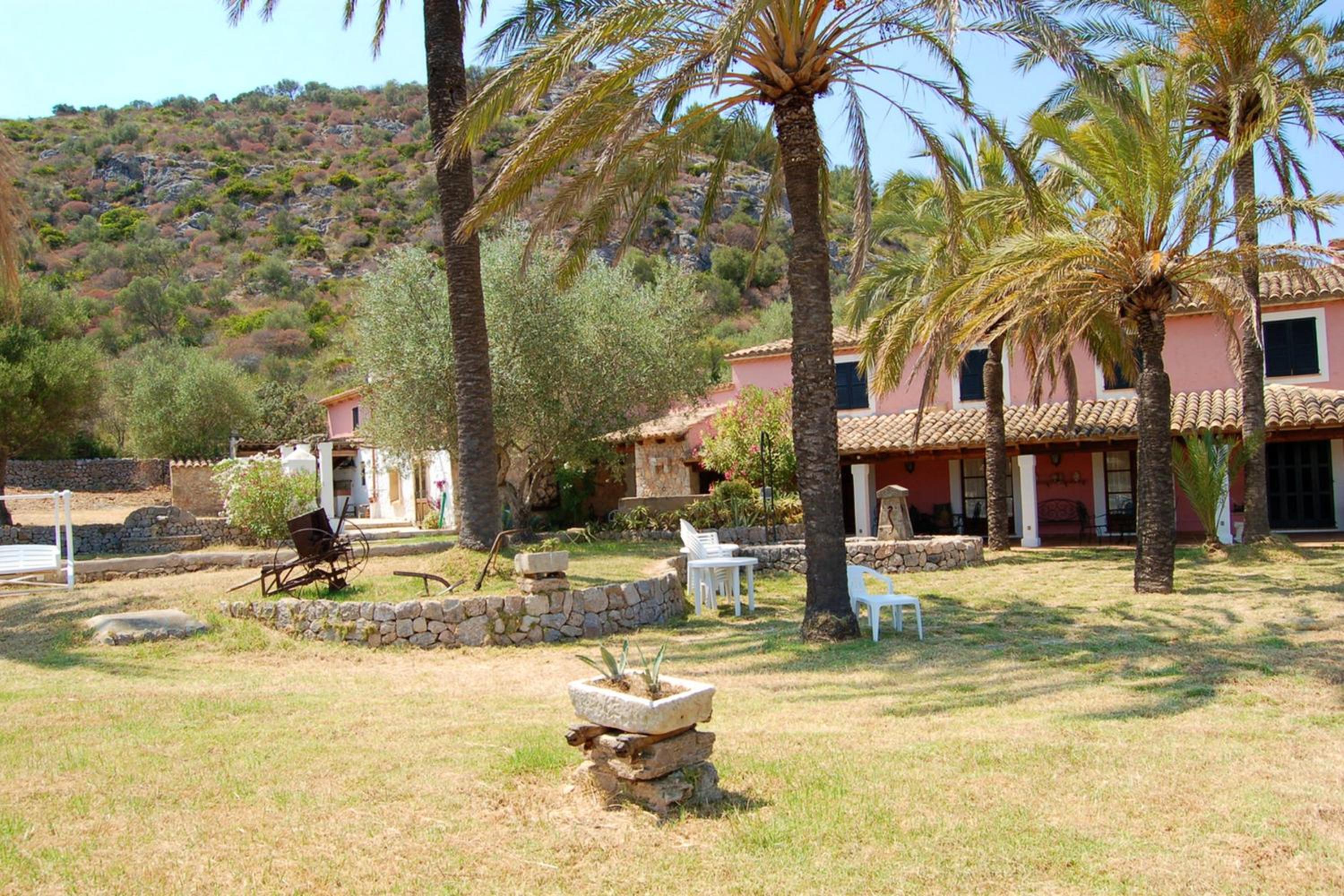 Spacious apartment in Pollenca with mountain view