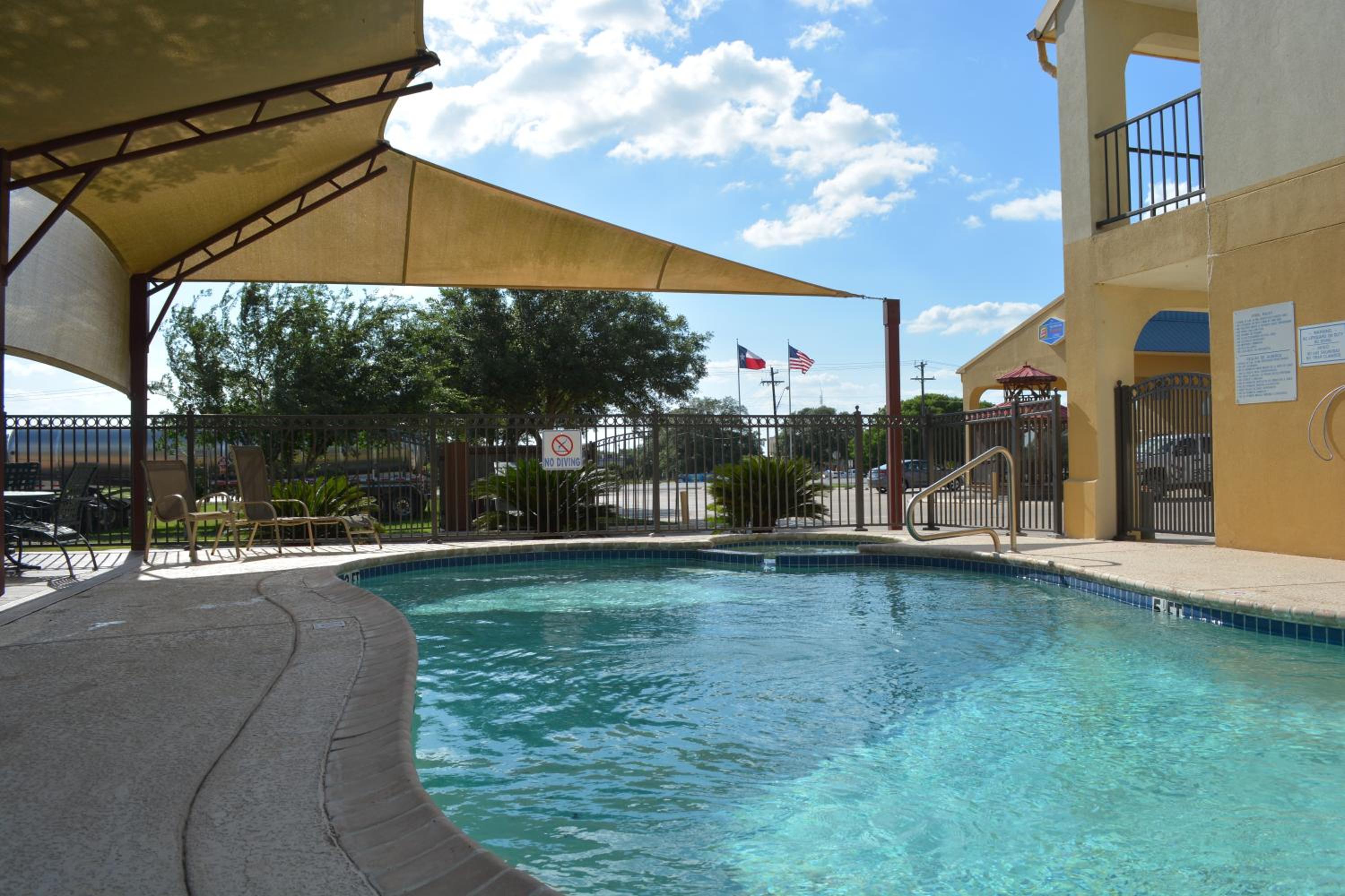 Executive Inn  Suites Cuero - Property Image 11